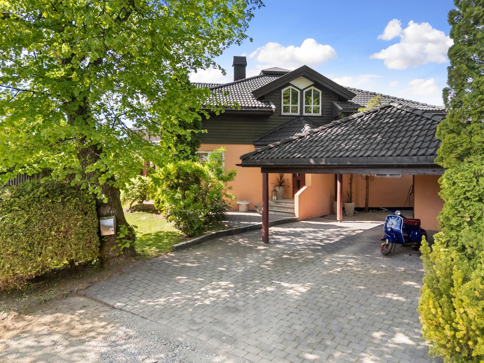 Parkering i dobbel carport med lader for elbil. Galleribilde