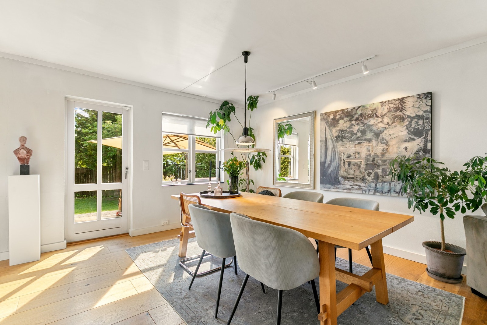 Spisestue med mye naturlig lys og direkte utgang til en fantastisk hage. Galleribilde