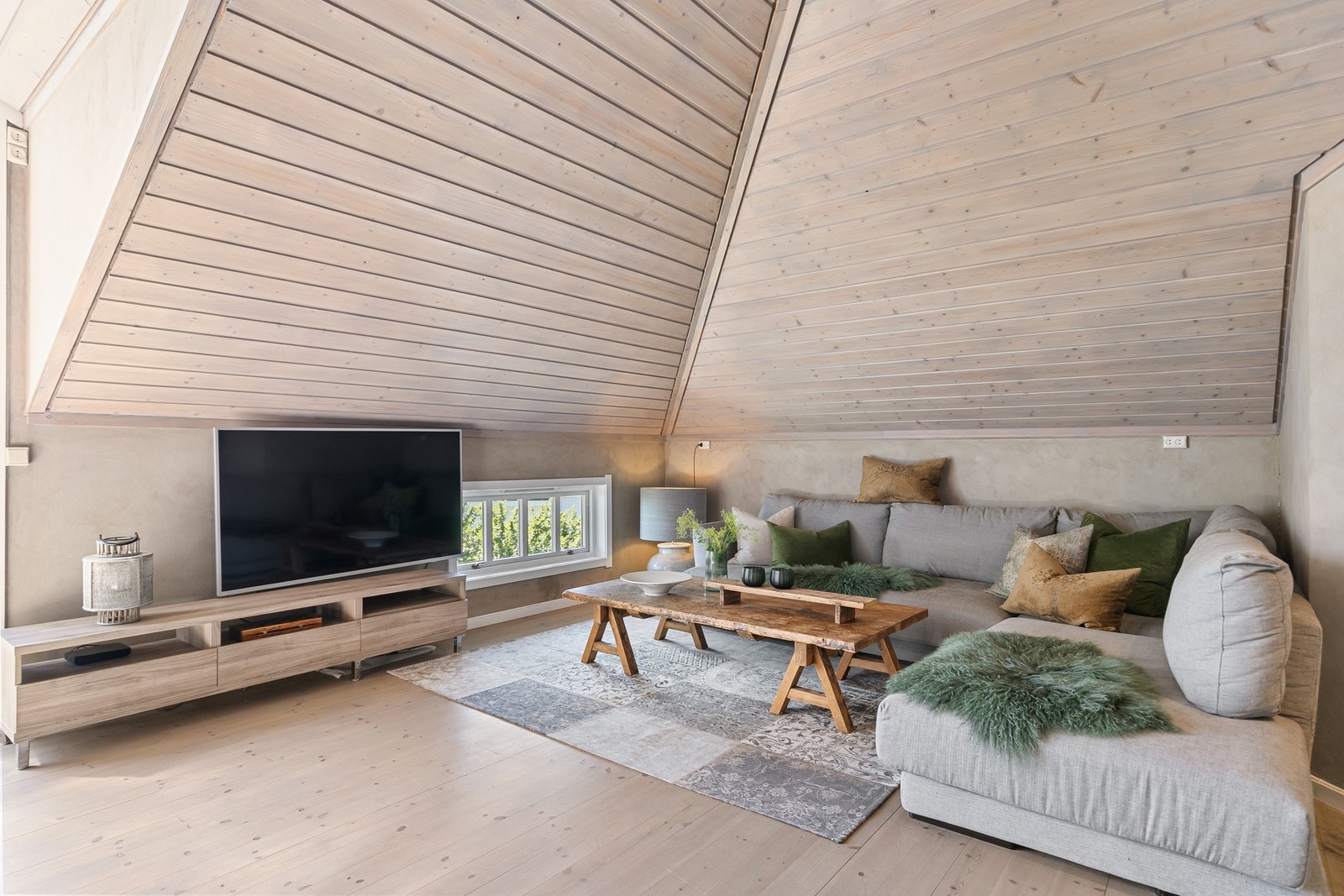 Velegnet plass til en stor, flott sofagruppe med tilhørende tv-møblement. Galleribilde