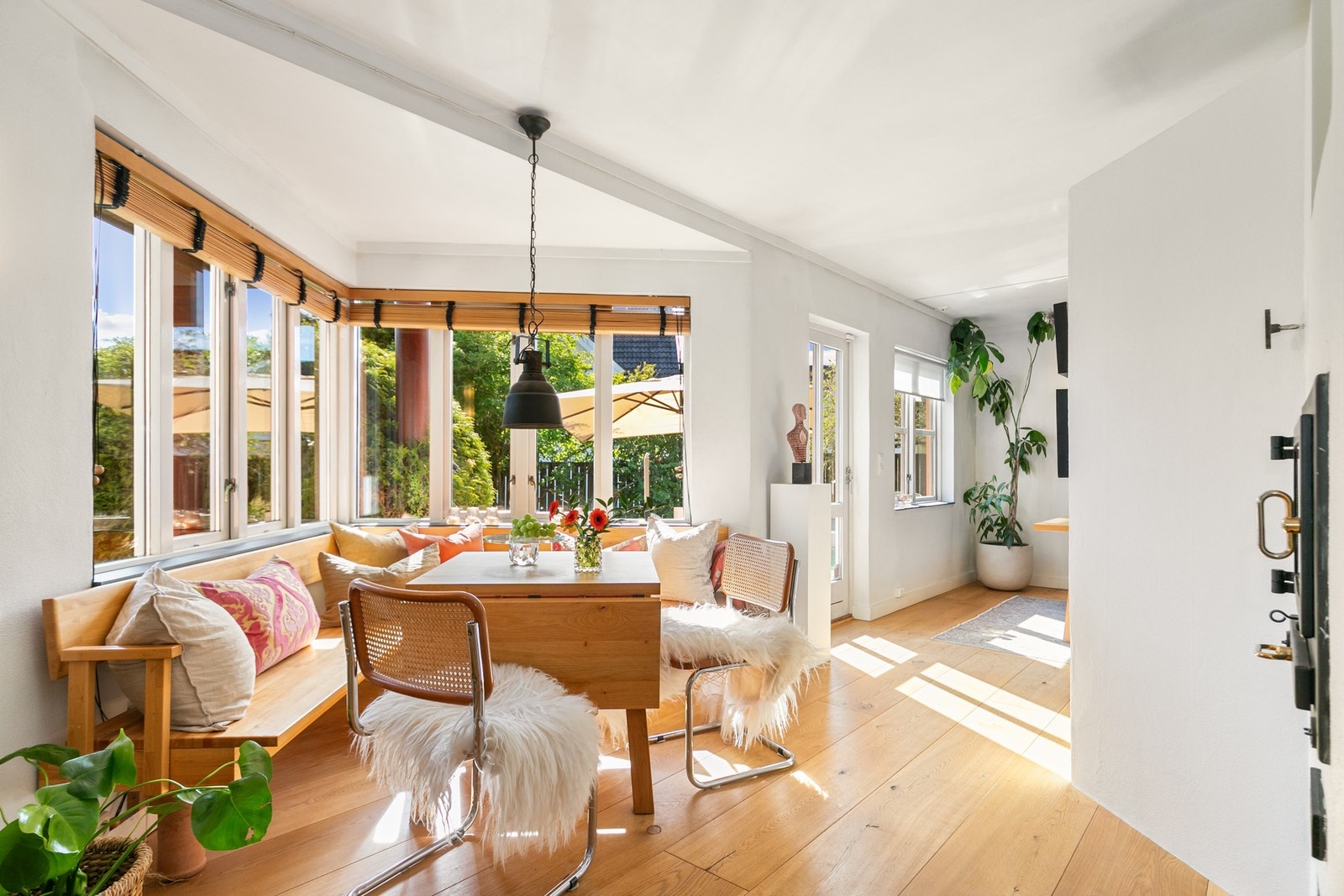 Store vinduer sørger for et vakkert lysinnslipp fra flere himmelretninger. Galleribilde