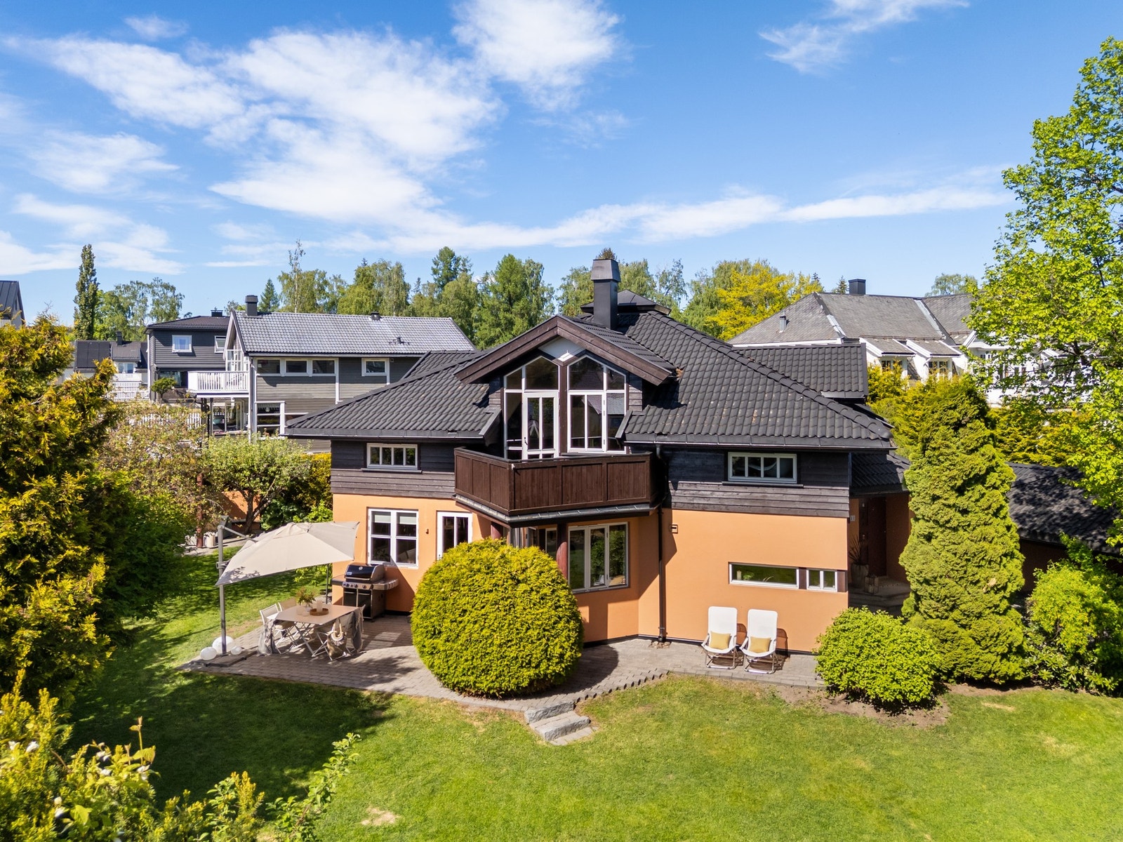 En unik og særegen familievilla tegnet av arkitekt Tor Kraft. Galleribilde