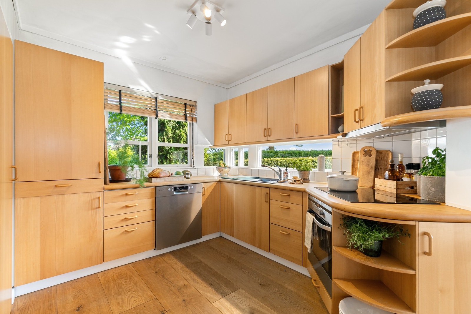 Stort kjøkken med meget god lagringsplass i skuffer og skap. Galleribilde