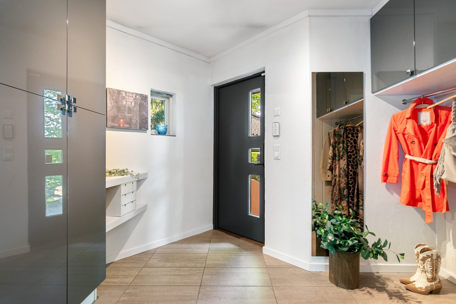 Bak inngangsdøren blir dere møtt av en lys og romslig entré. Galleribilde