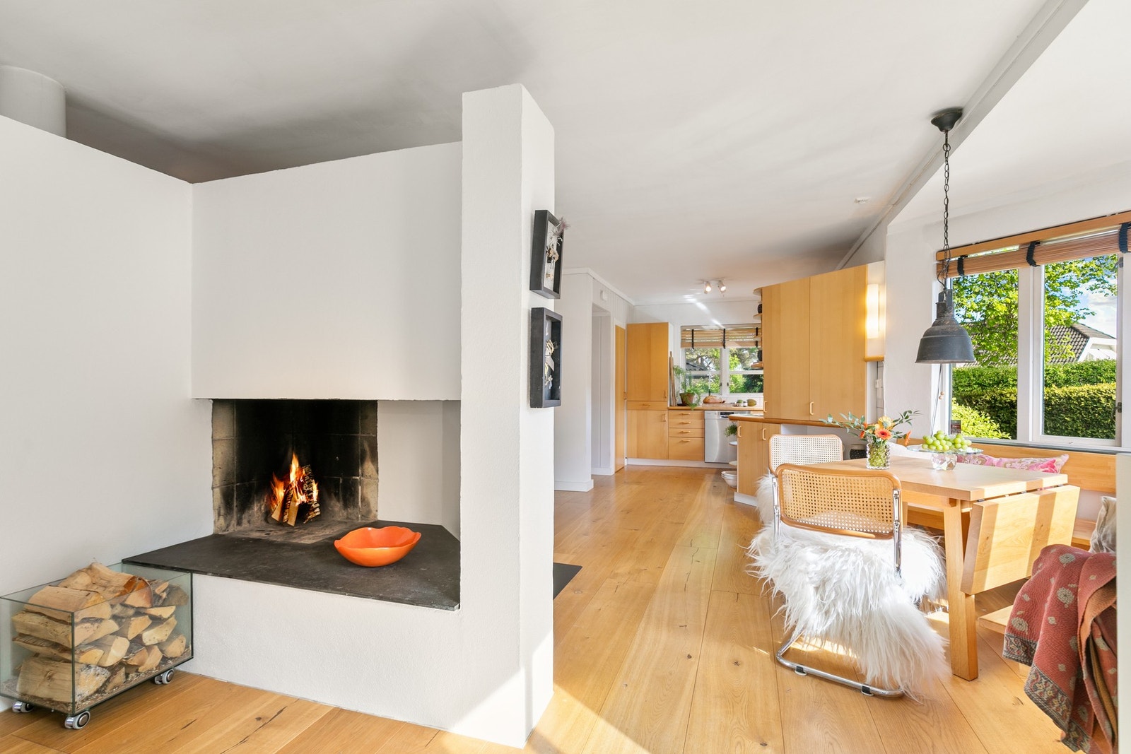 Boligen har totalt 3(4) ildsteder. En åpen peis skaper lun varme og hyggelig stemning til rommet. Galleribilde