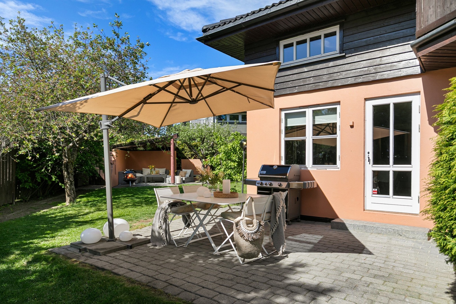 Her er det god plass til hyggelig sittegruppe, grill og ønsket utemøblement. Galleribilde