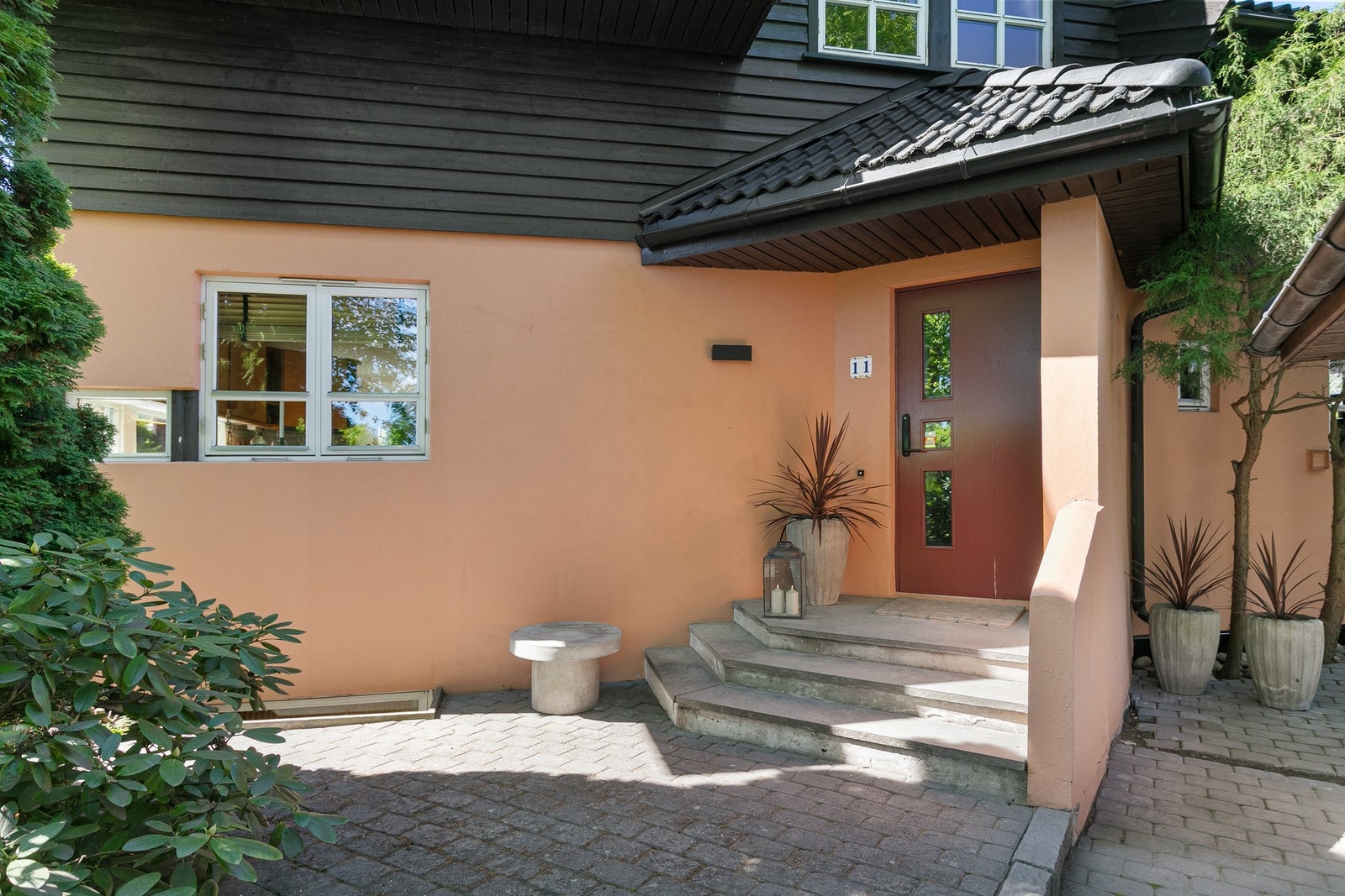 Flott, innbydende inngangsparti med betongtrapp med varmekabler og skiferheller. Galleribilde