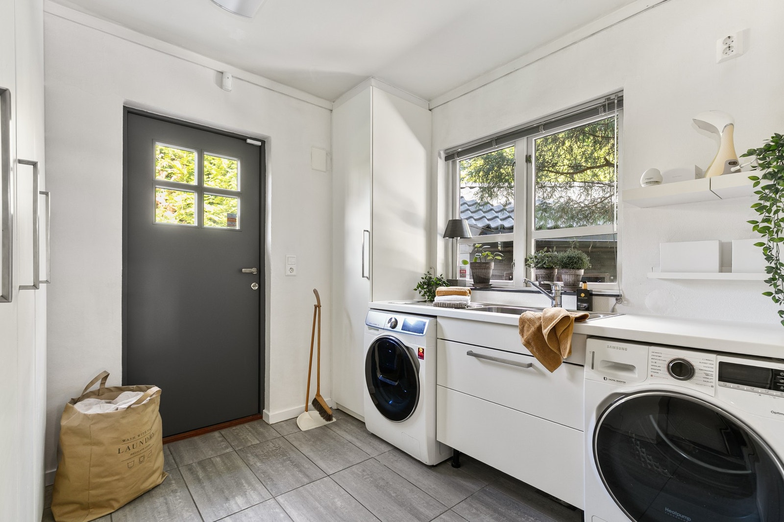 Hovedetasjen har et stort vaskerom med direkte utgang til bakhagen. Lettvint når klesvasken kan tørke utendørs! Galleribilde