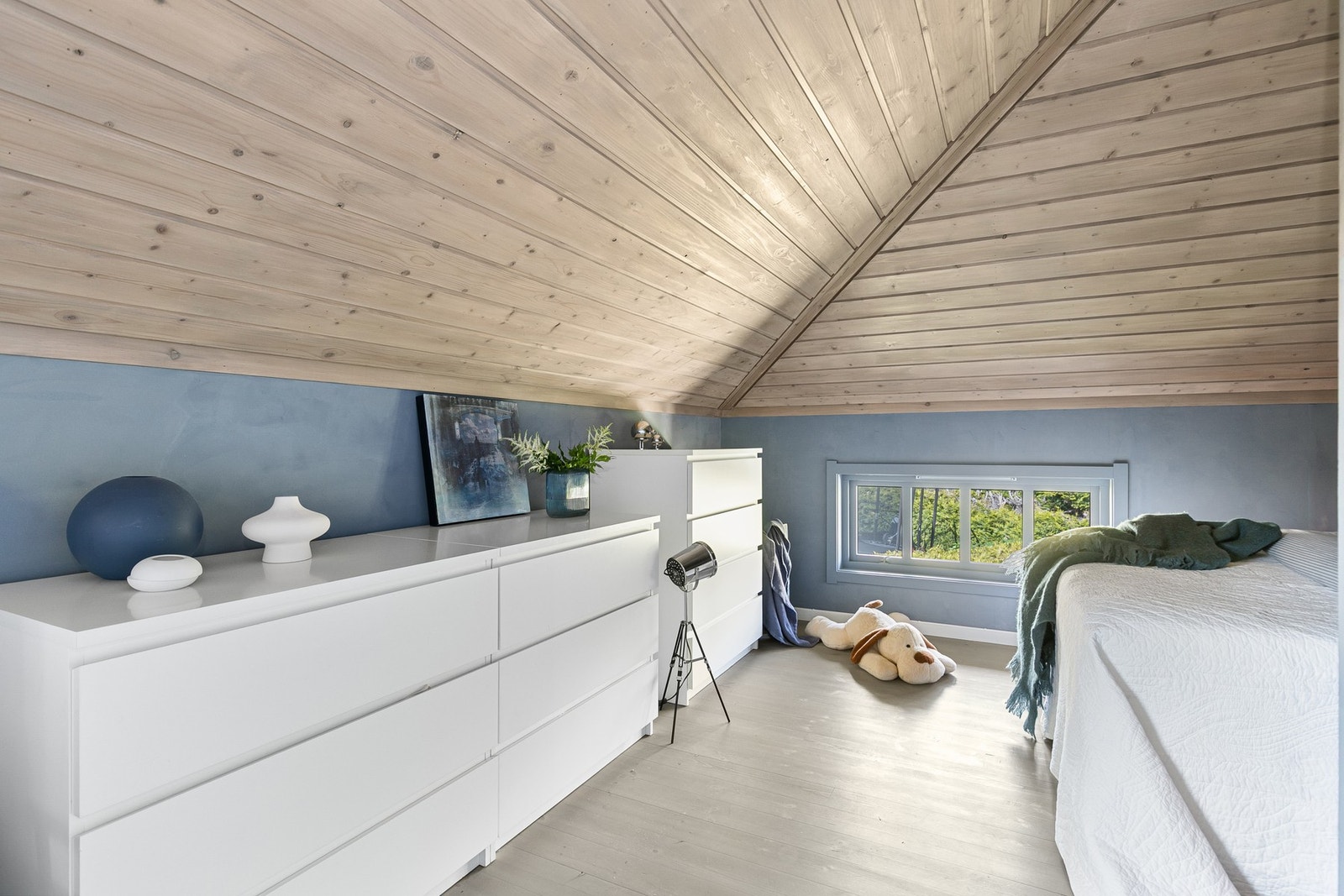 Etasjen har to store soverom med fleksibel romløsning. Galleribilde