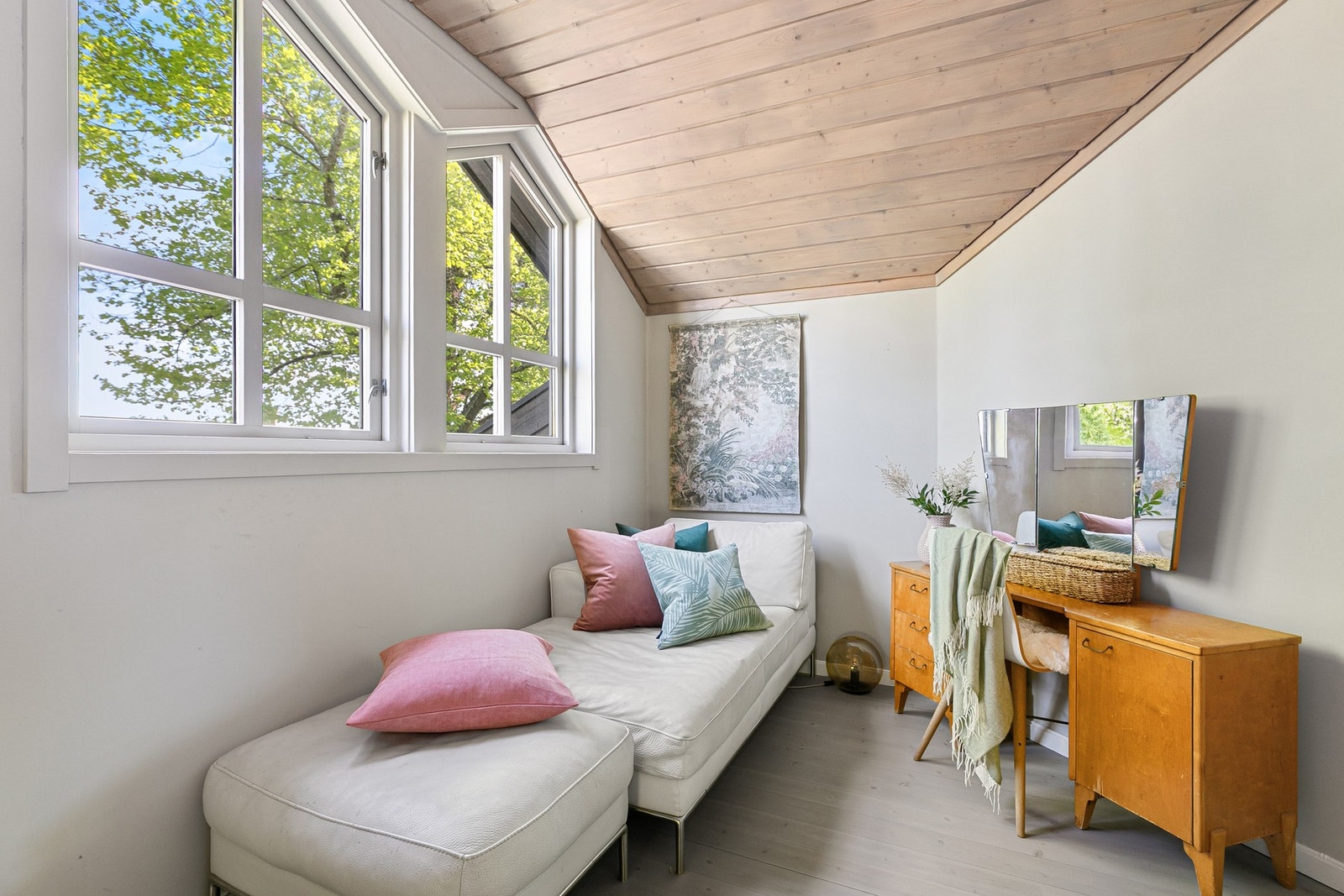 Også her sørger store vinduer for mye naturlig lys. Galleribilde