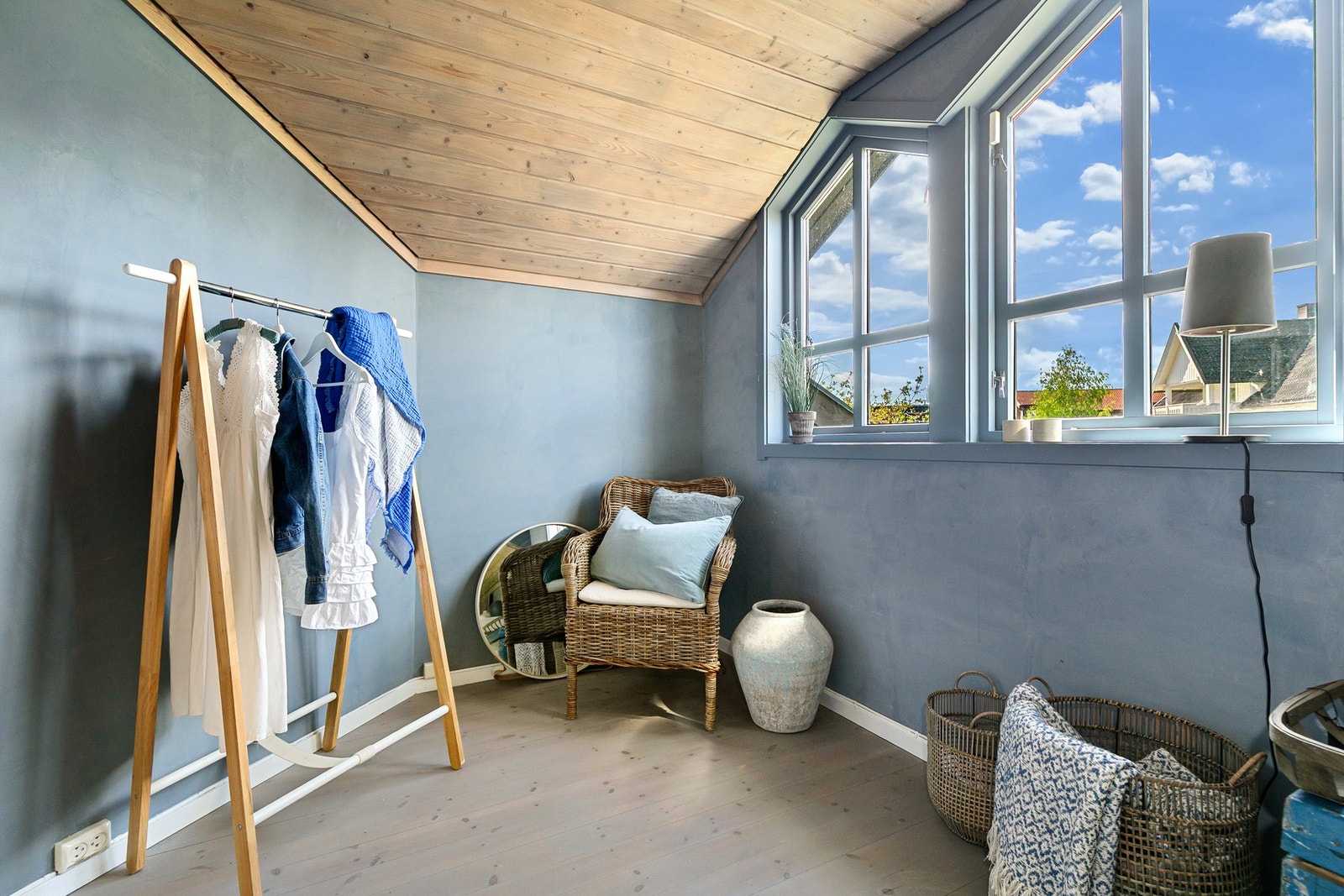 Store, flotte vinduer sørger for godt med lys til soverommet. Galleribilde