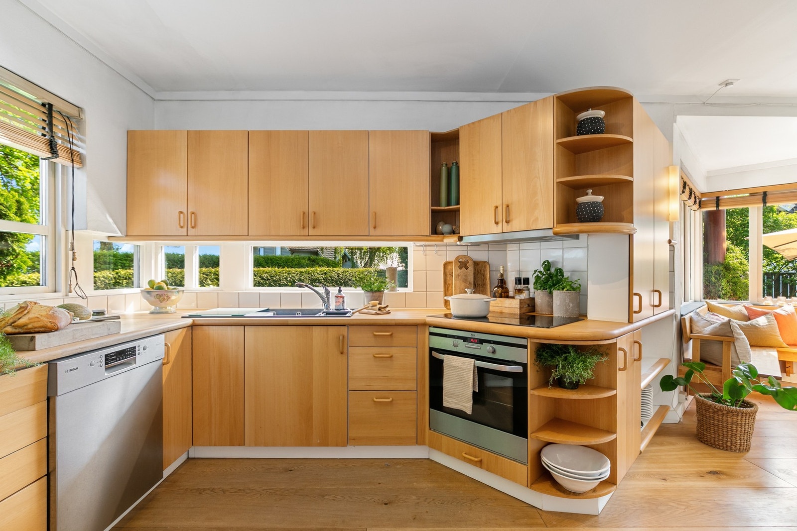 Her er det gode arbeidsflater og mye naturlig lys fra alle kanter. Galleribilde