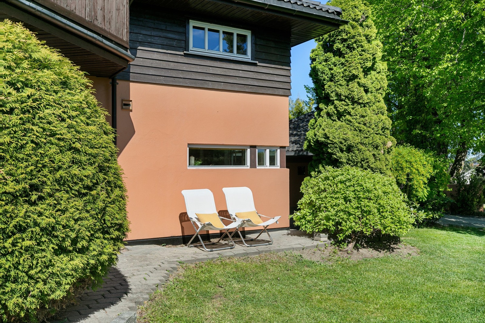 Her får dere det beste av to verdener - dere bor i byen, men likevel landlig og stille i et skjermet nabolag uten gjennomgangstrafikk. Galleribilde