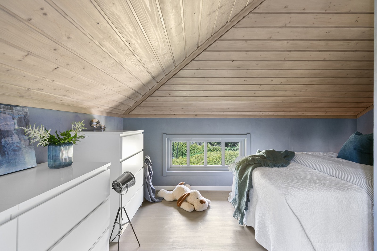 Her er det plass til dobbeltseng og gode oppbevaringsløsninger. Galleribilde