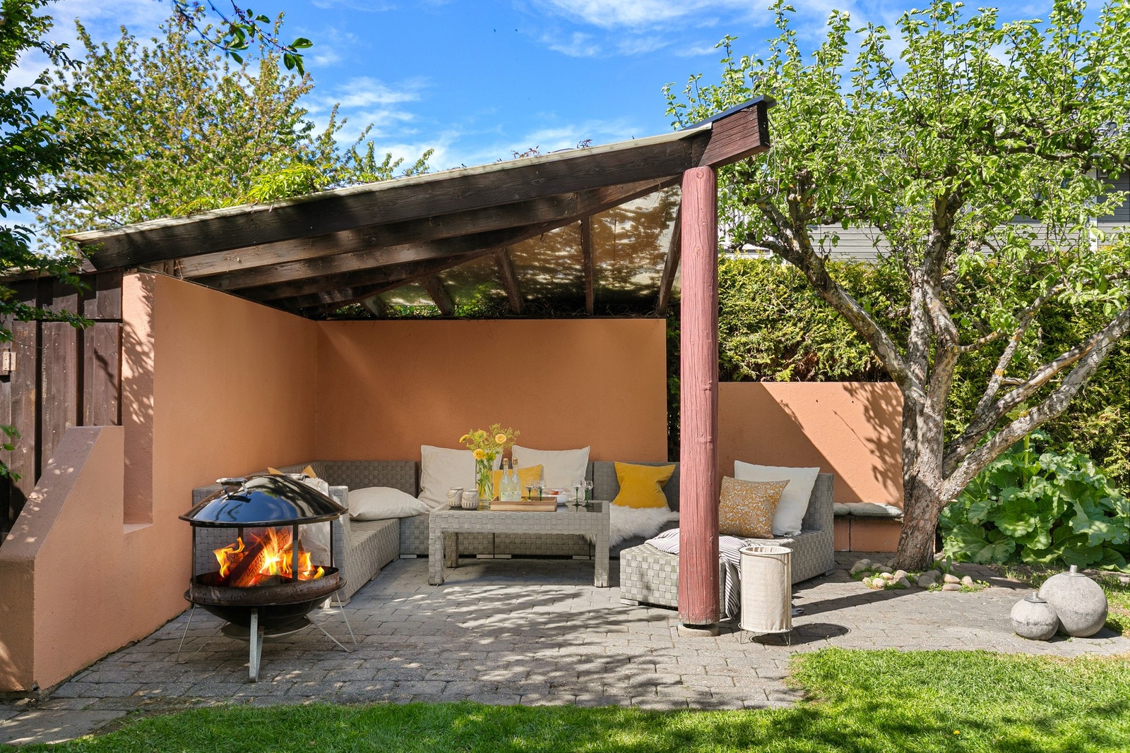 I den store hagen er det idyllisk stemning med hyggelige uteplasser og utestue med overbygg. Galleribilde