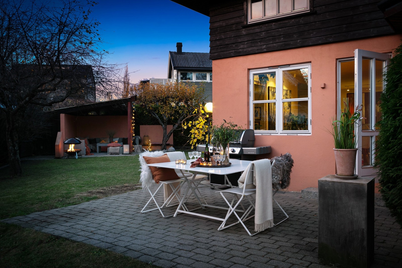 Hagen er virkelig noe for seg selv - vakkert beplantet med flere møbleringsmuligheter. Galleribilde