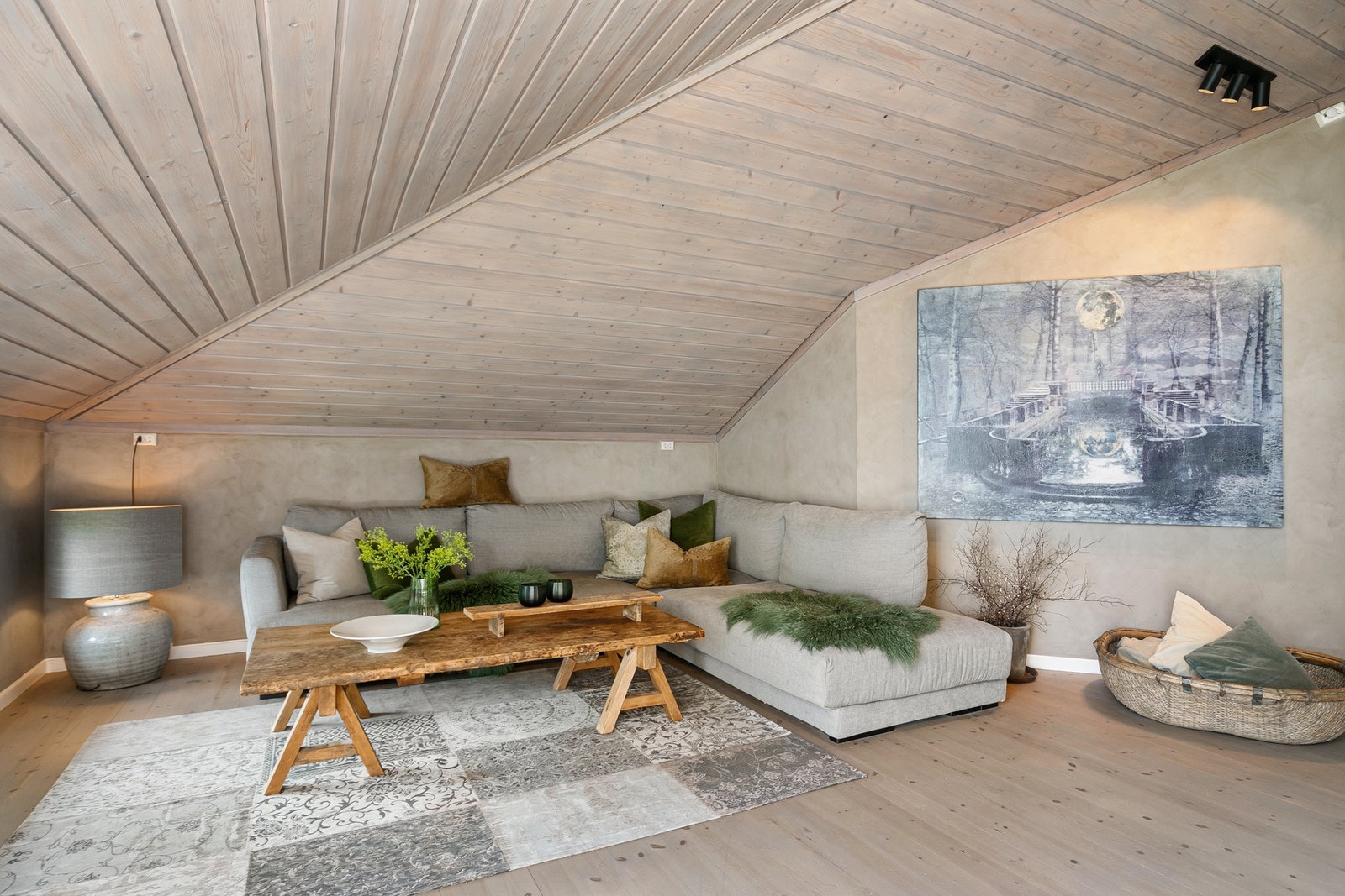 Et meget innholdsrikt familiehjem med nok av boltreplass for både liten og stor. Galleribilde