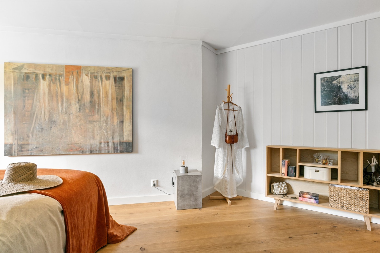 Lysmalte overflater og flott 1-stavs eikeparkett på gulv. Galleribilde