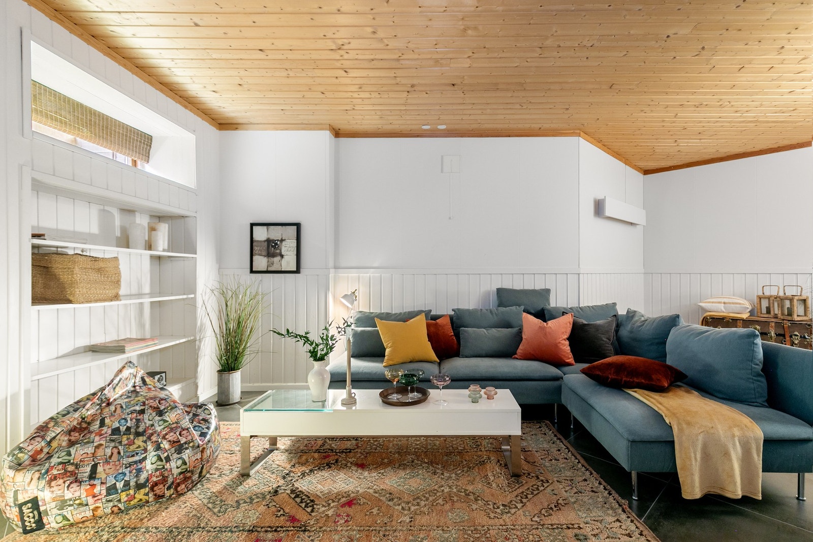 Stor, innredet underetasje med mye potensial! Denne stuen er perfekt når barna blir ungdom. Galleribilde