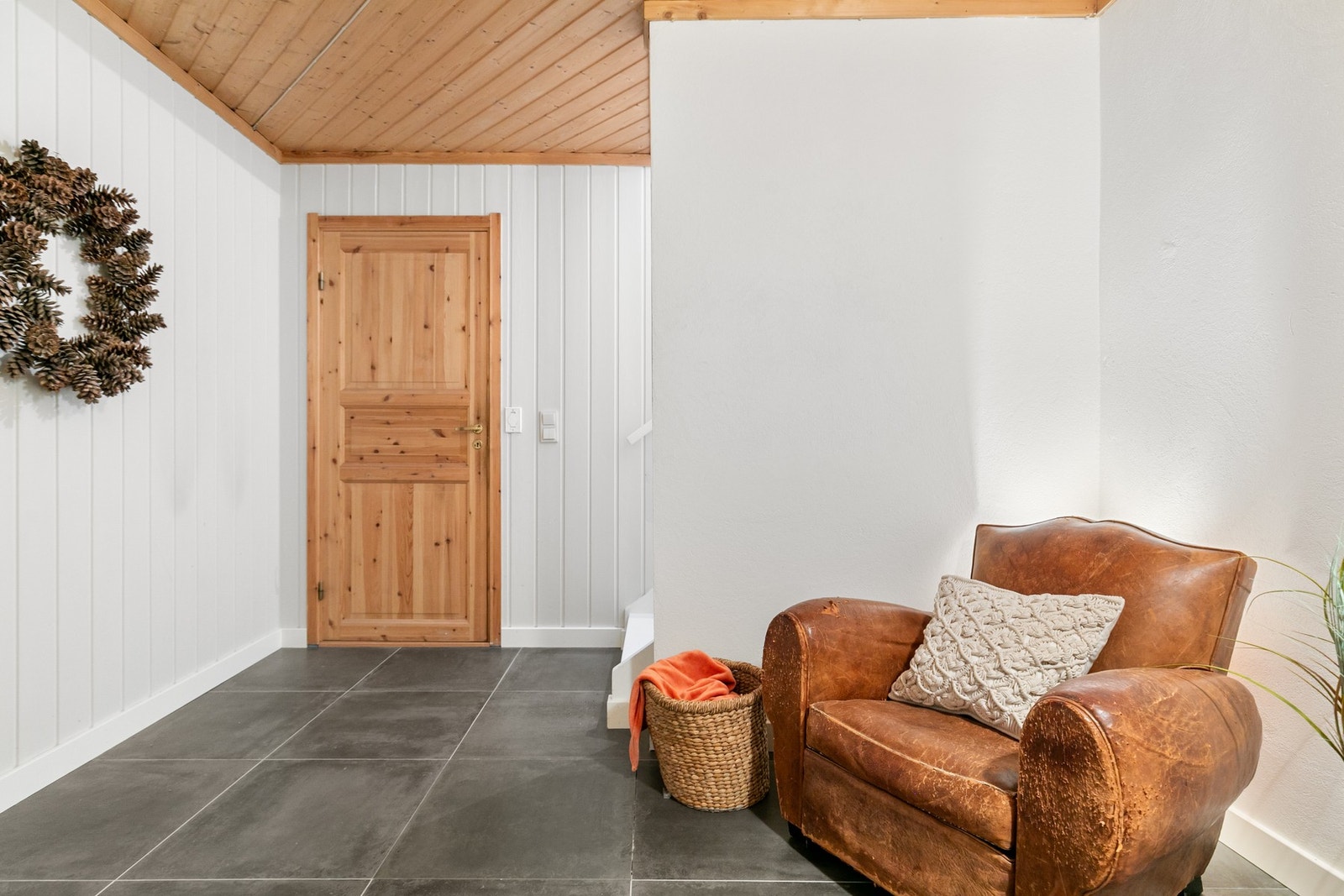 Trapperom med nye fliser på gulv fra 2025. Galleribilde