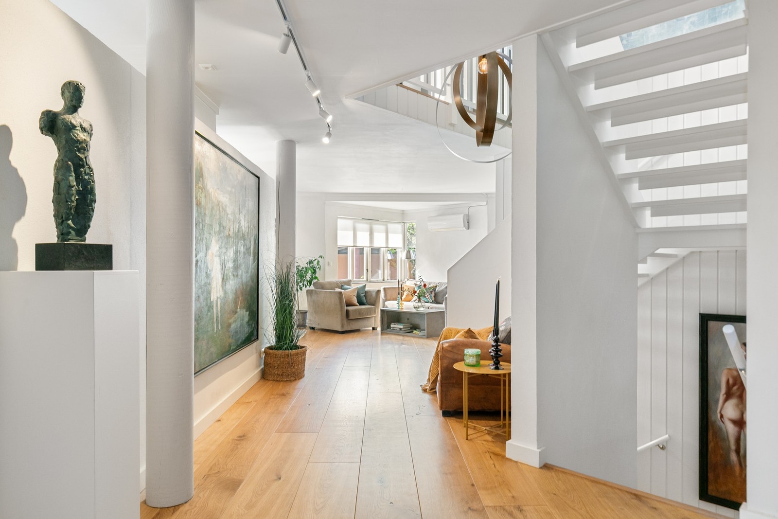 Et lyst og meget innbydende hjem i særklasse. Fantastisk atmosfære med store oppholdsrom. Galleribilde