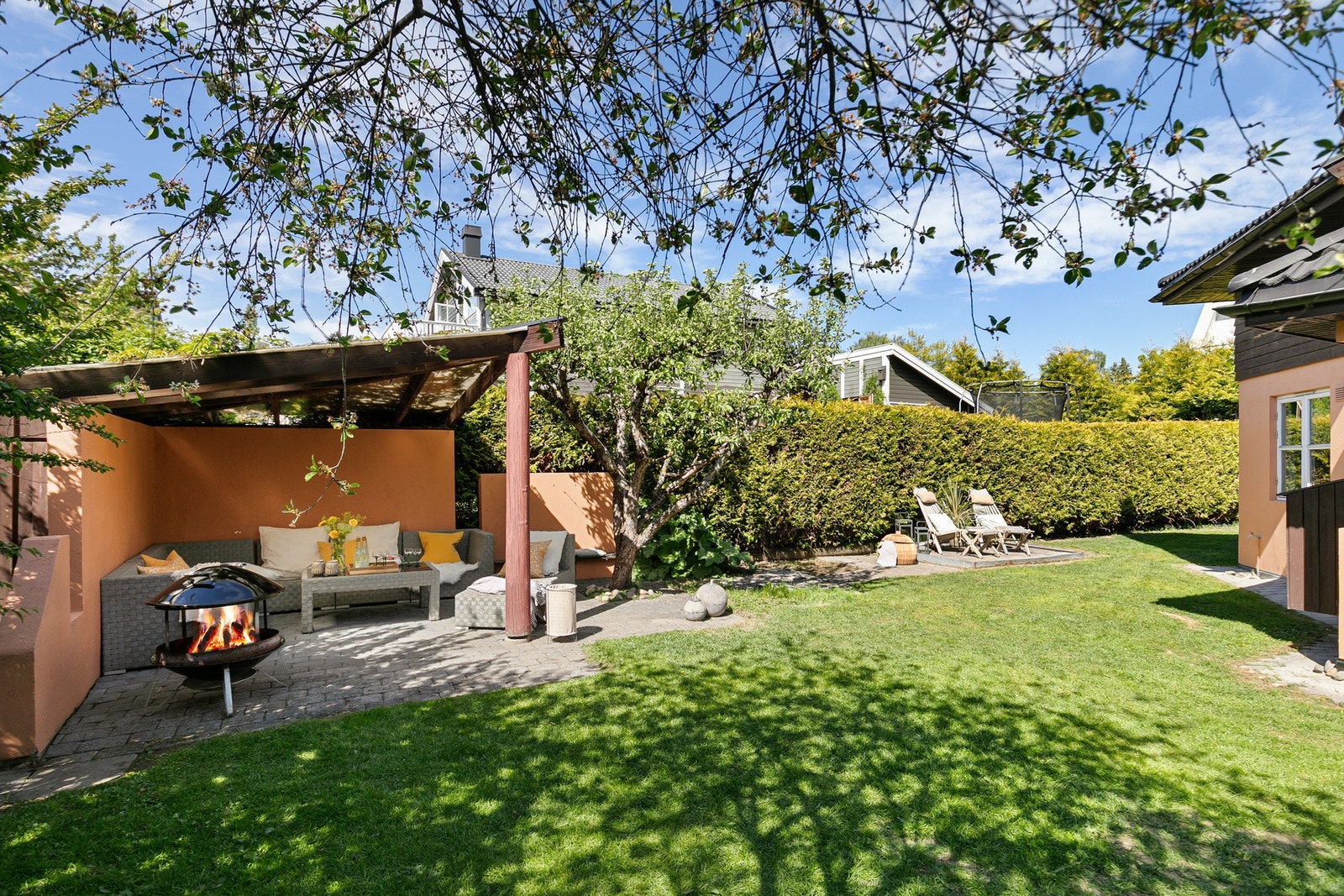 Lun, solrik, skjermet hage der barna trygt kan løpe rundt fritt og der det er plass til både sommer- og vinteraktiviteter. Galleribilde