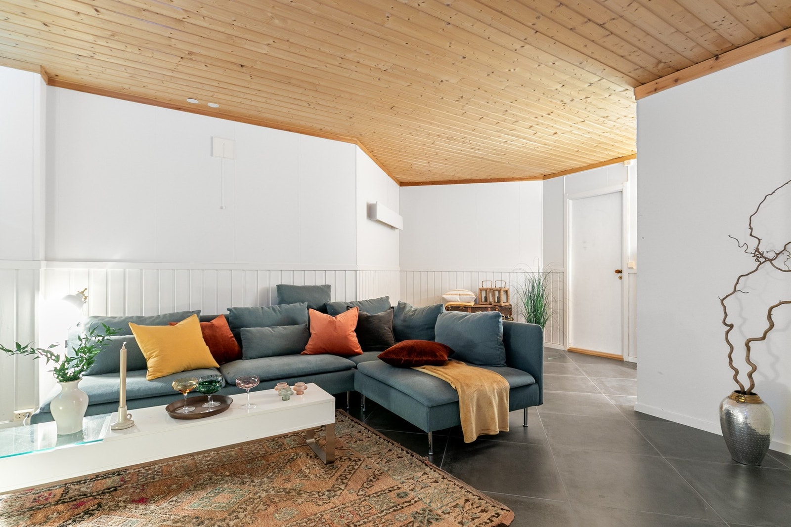 Nye fliser på gulv lagt i 2025. Galleribilde