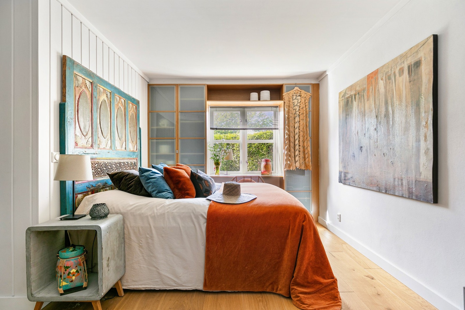 Her er det god plass til dobbeltseng og den generøse takhøyden sørger for god romfølelse. Galleribilde