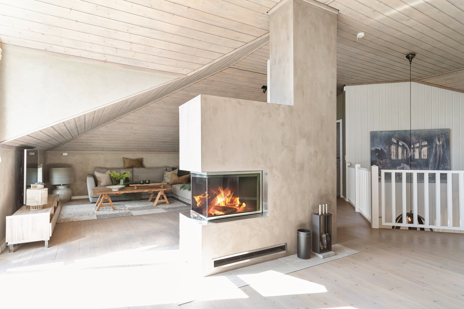 Giljotin-peisen fungerer som en naturlig romdeler. Det er glass på tre sider. Galleribilde