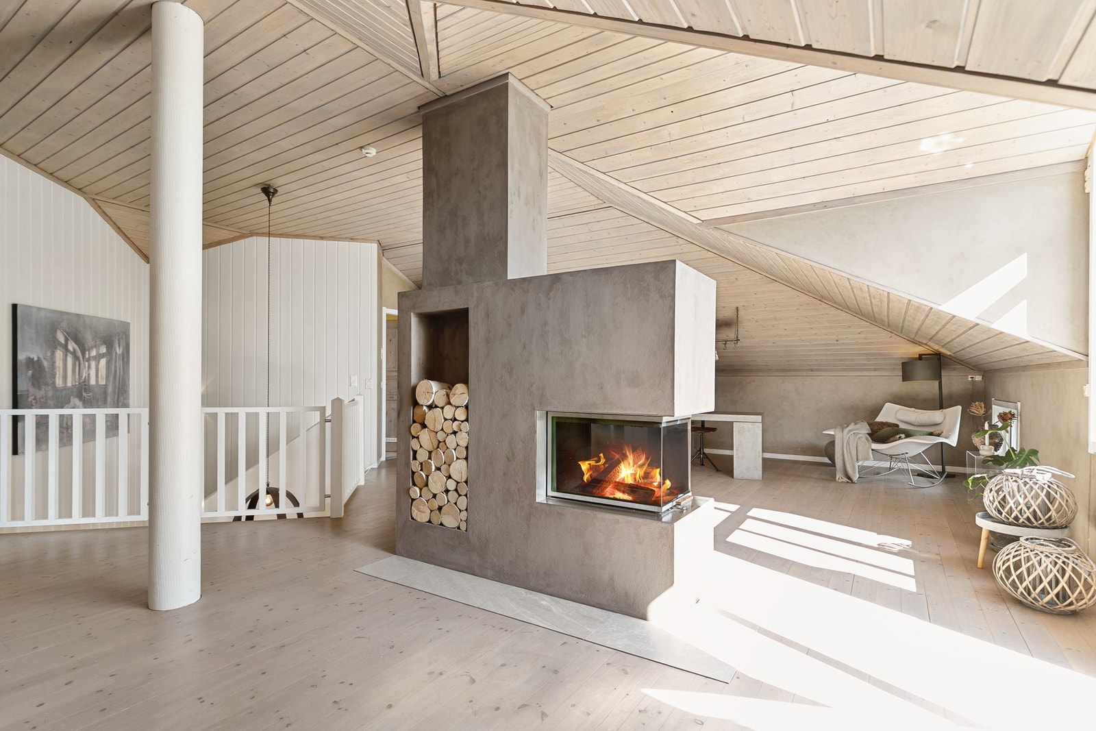 Stuen har en god atmosfære med opptil flere, lekre blikkfang samtidig som rommet gir plass til avslapning og ro. Galleribilde