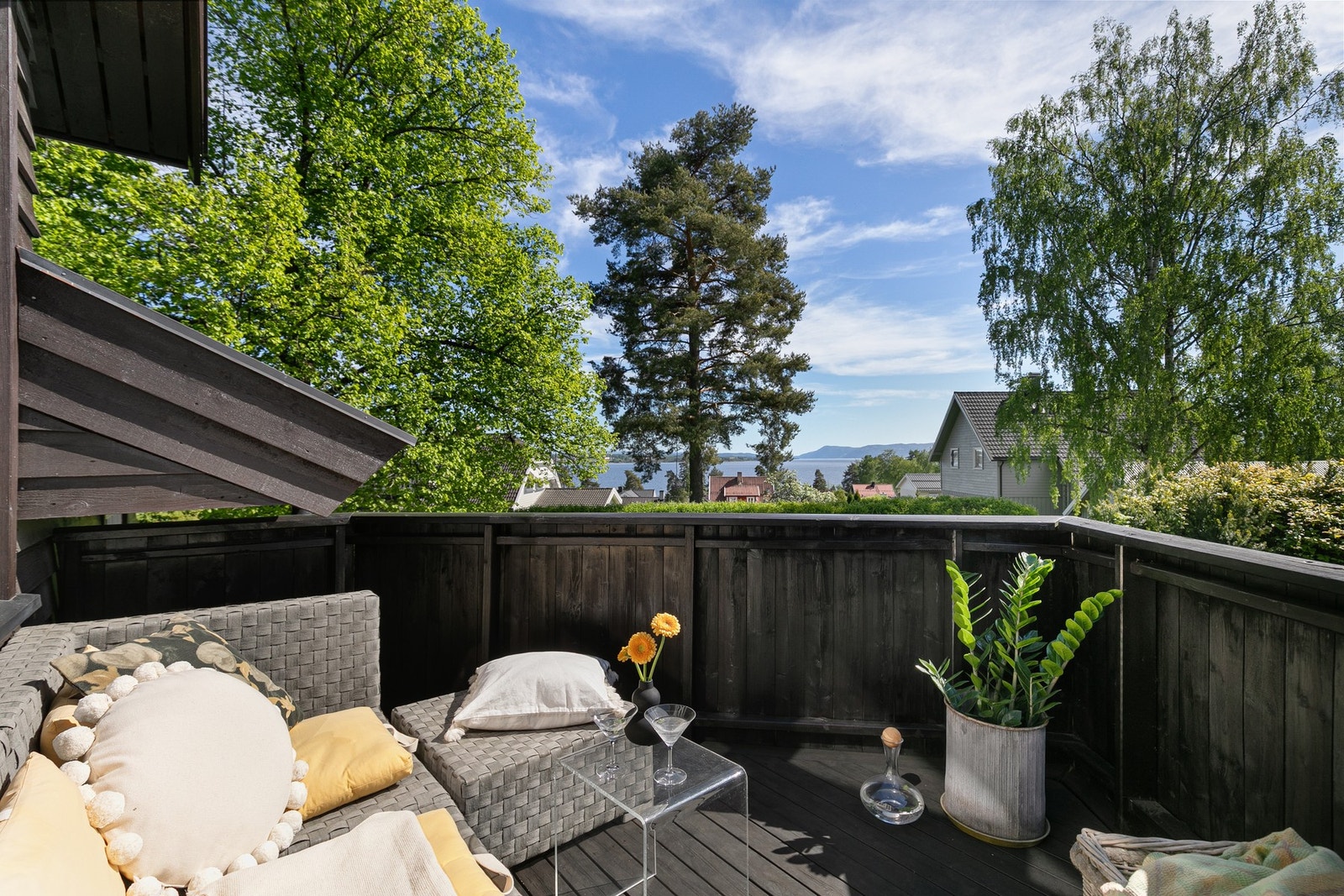 Direkte utgang til en solrik balkong med fantastisk utsikt. Galleribilde