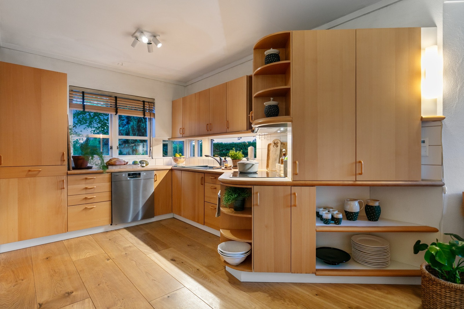 Et allsidig og praktisk kjøkken dere vil få stor glede av. Kort vei til middagsbordet både ute- og inne. Galleribilde