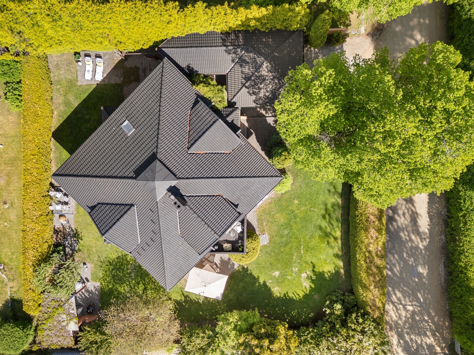 Meget sentralt, rolig og skjermet beliggenhet med lite vind og gode solforhold. Galleribilde