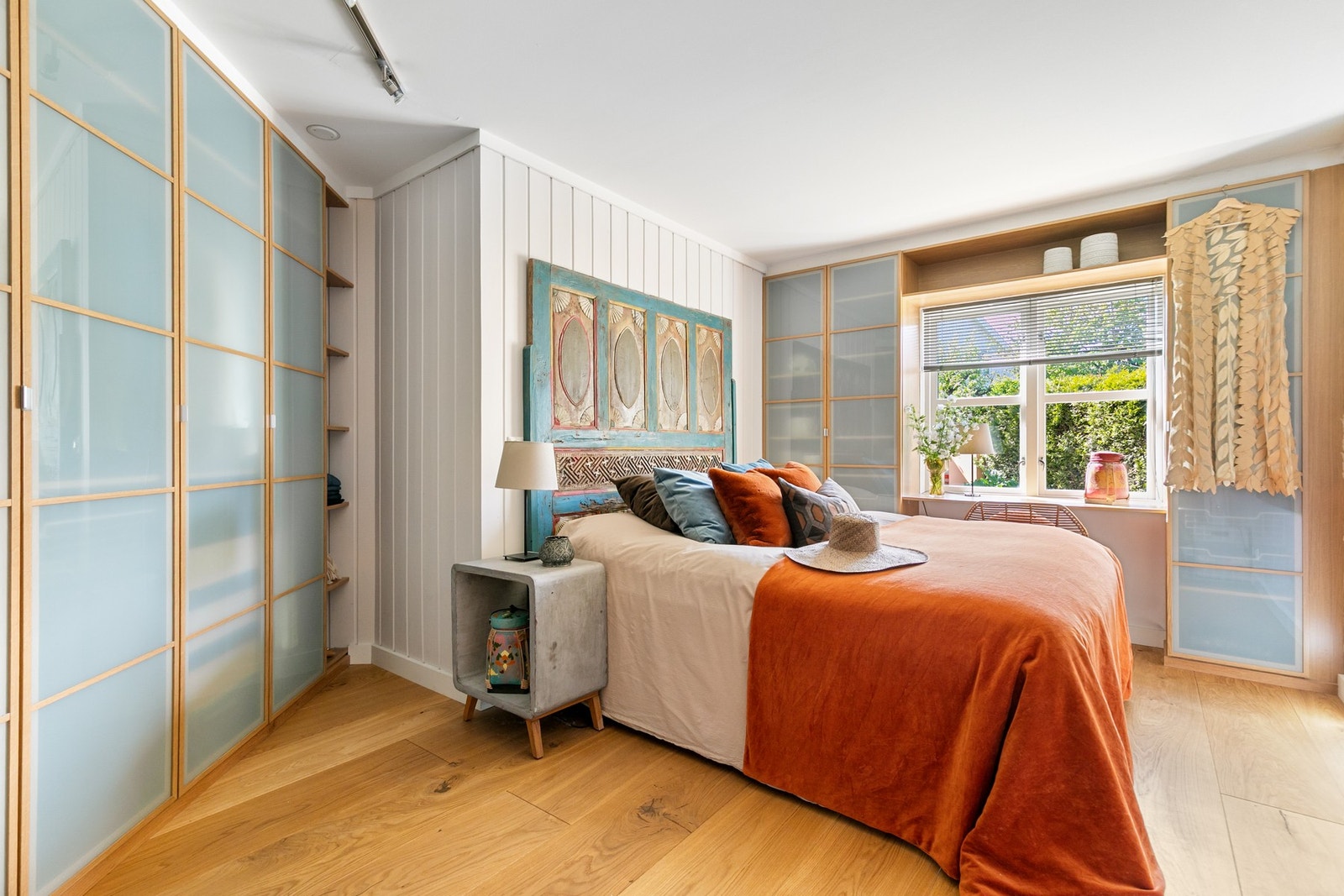 Luftig og lyst hovedsoverom med flotte, integrerte garderobeskap. Galleribilde