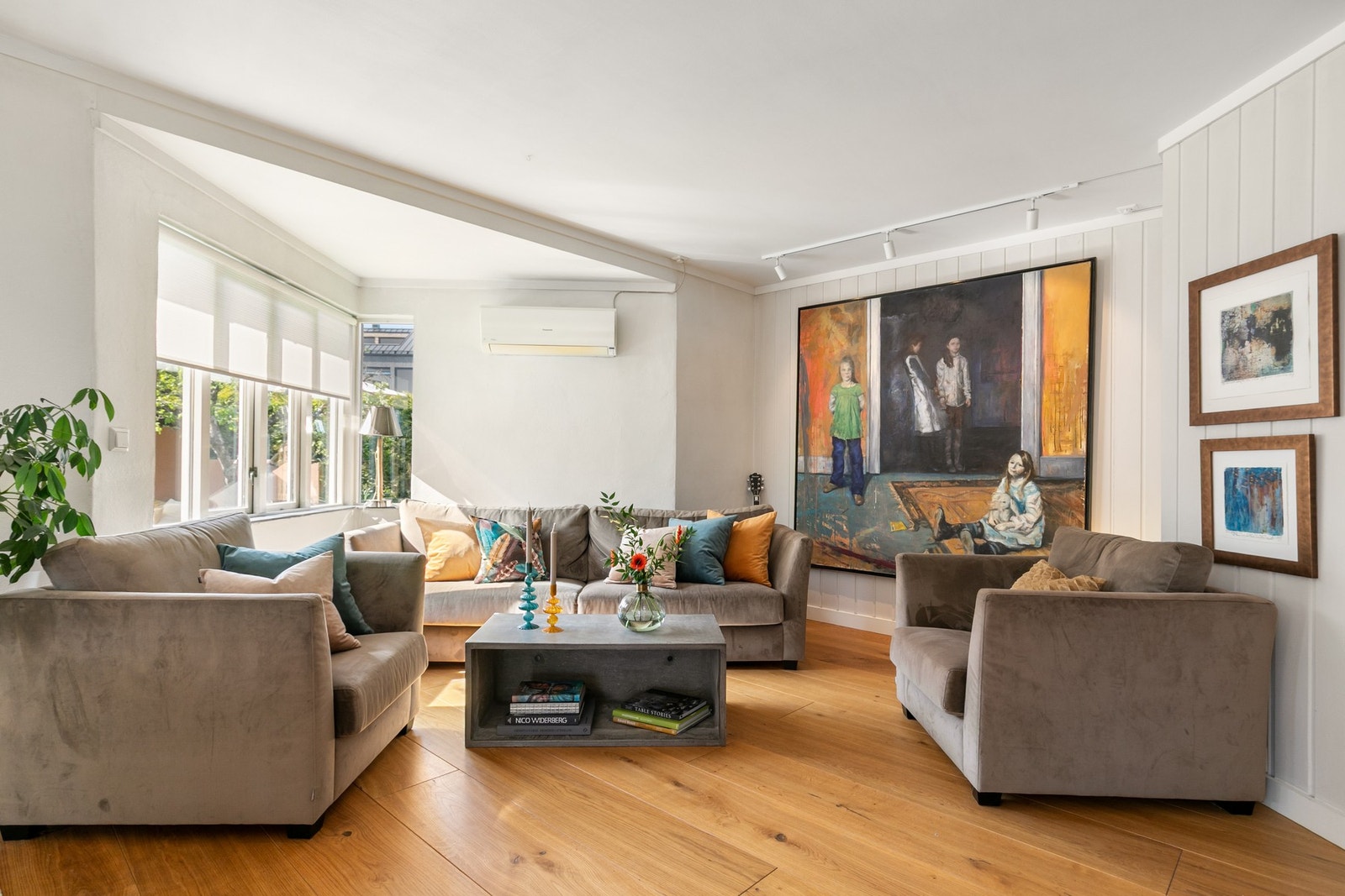 Stor, lys stue med velegnet plass til en flott sofagruppe. Galleribilde