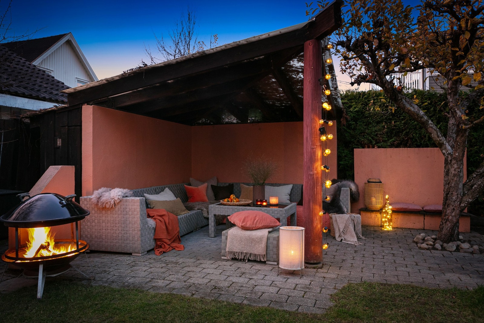 Kombinasjonen av alle de små lyskildene skaper en unik atmosfære i hagen på kveldstid. Galleribilde