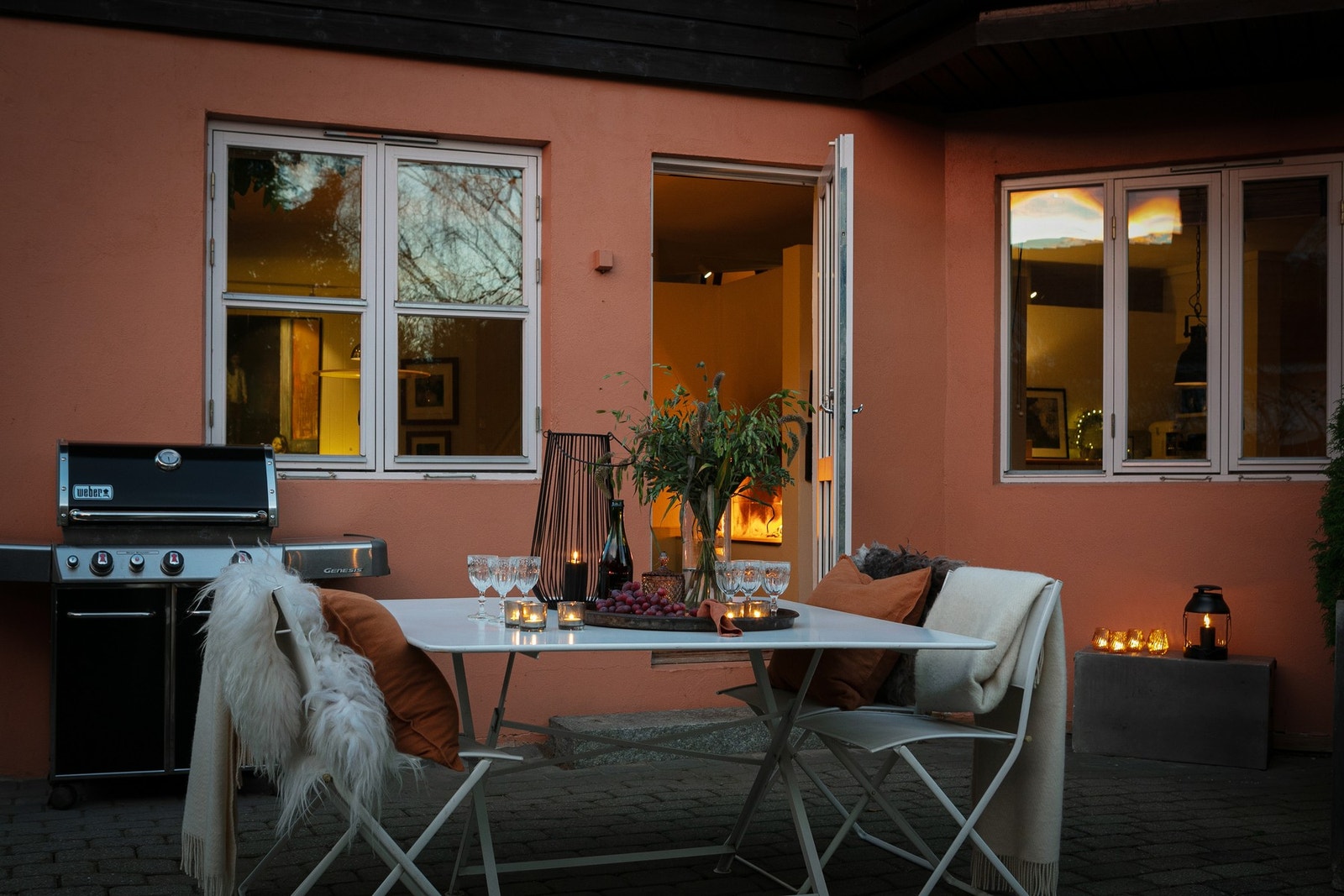 Kort vei fra innerom til uterom. Perfekt på varme sommerkvelder når familien samles i hagen. Galleribilde