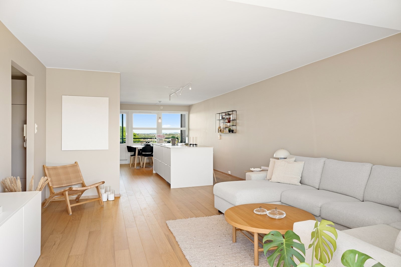 En gjennomført og moderne leilighet i 3. etasje, med høy kvalitet og stilrent design Galleribilde