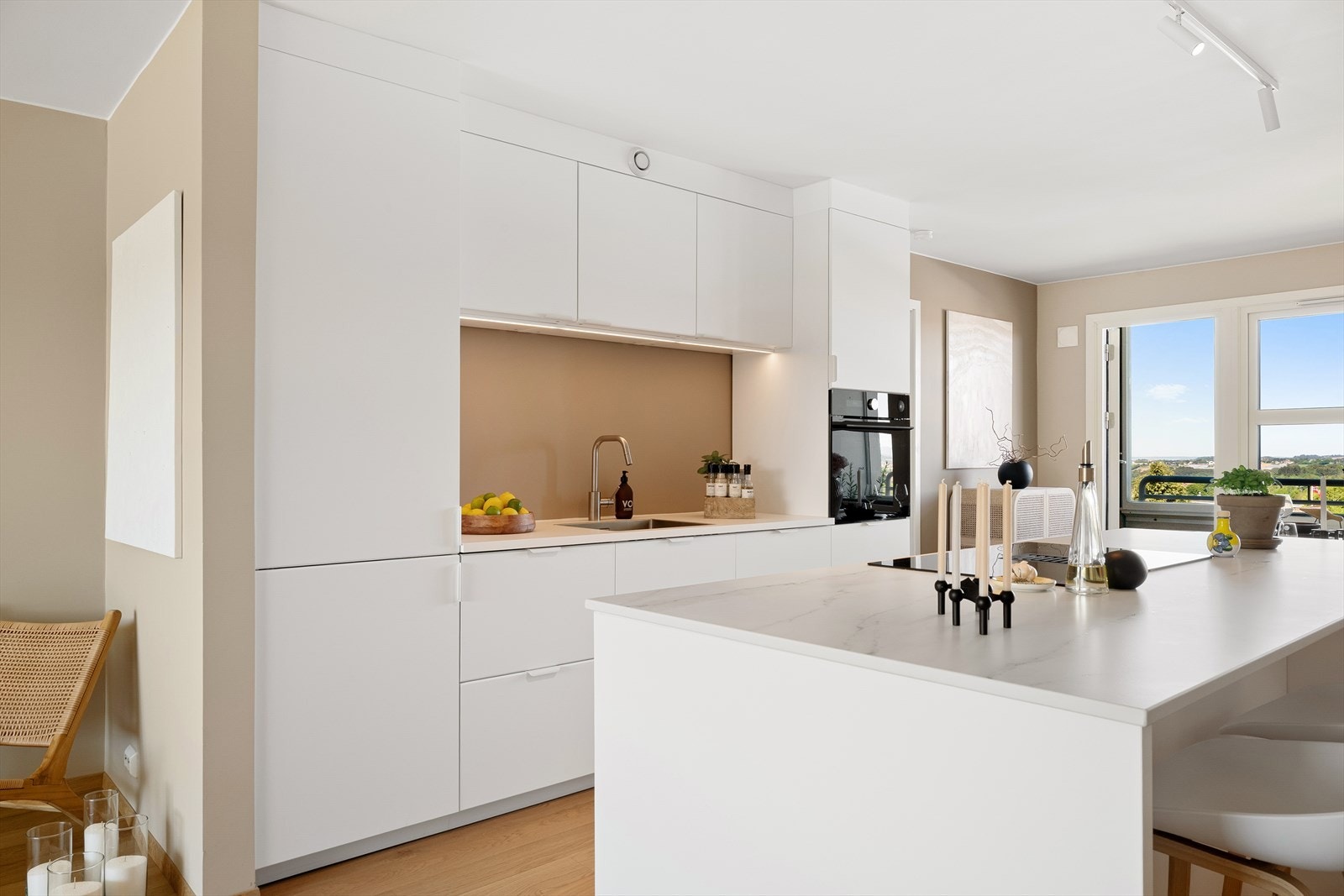 Innredningen er utført i tidløs hvit stil med moderne fronter og en eksklusiv steinbenkeplate fra Nerostein. Galleribilde