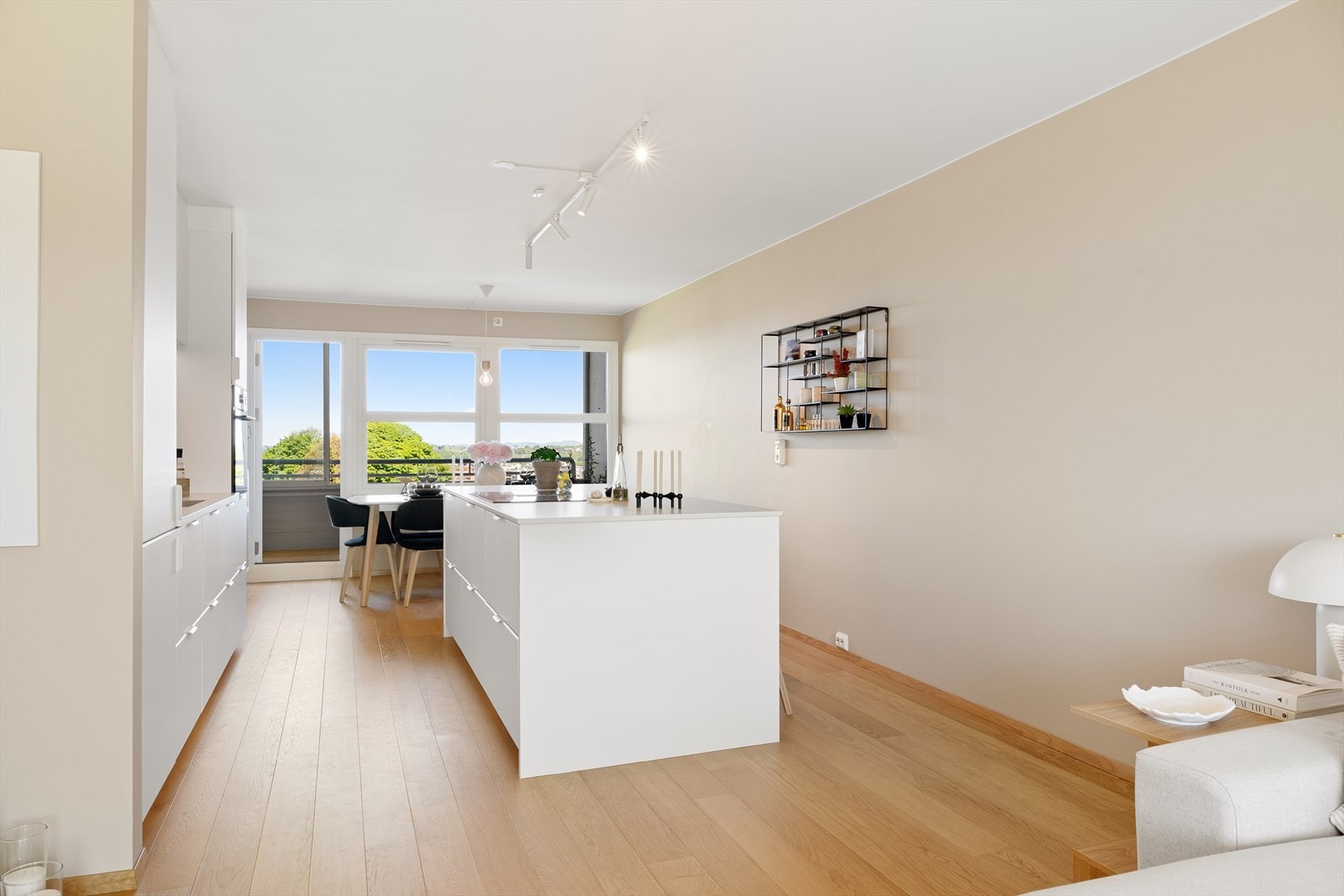 På gulvene er det lagt elegant 1-stavs parkett, mens begge baderom er helfliset og har komfortable varmekabler. Galleribilde