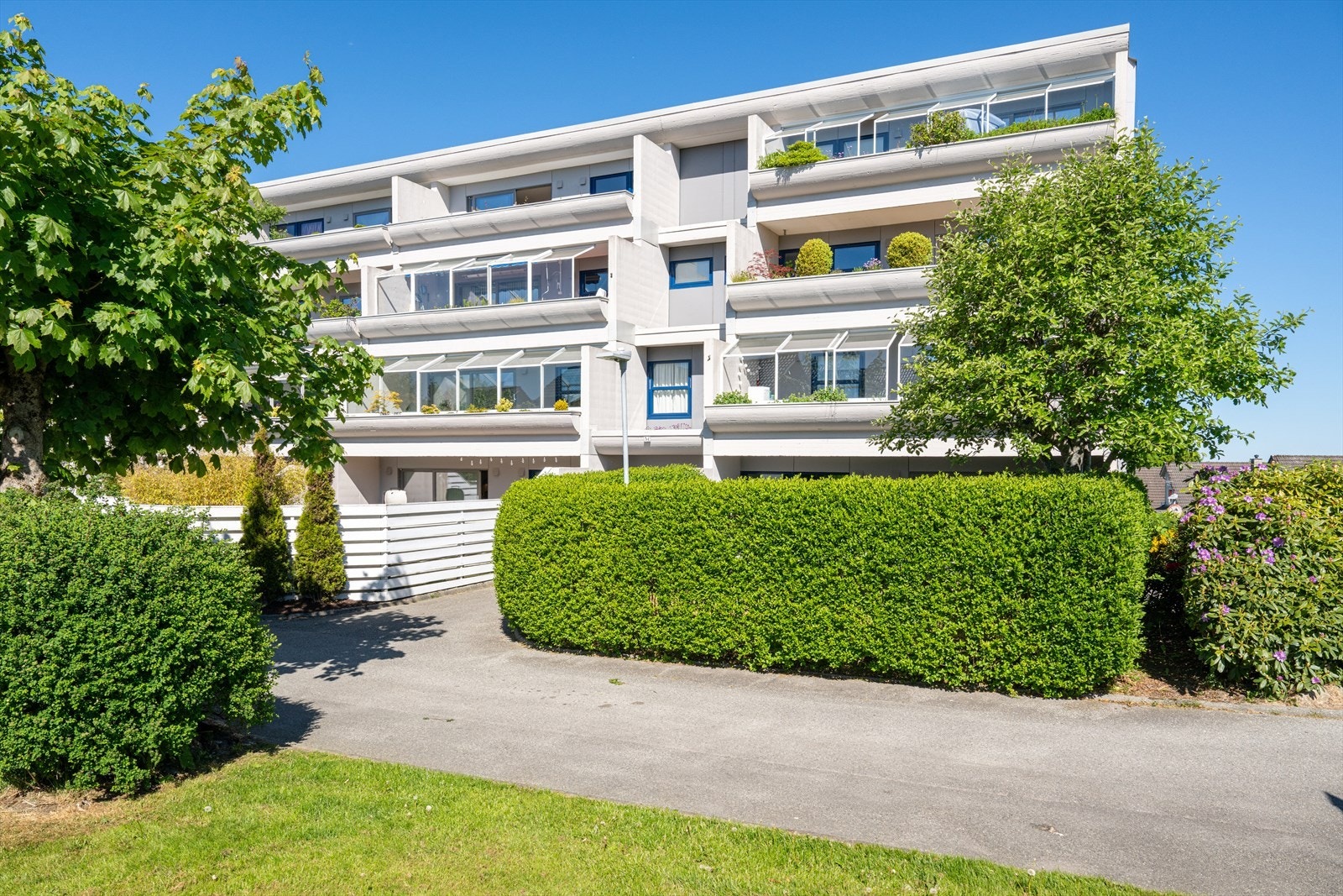 Boligen ligger i et attraktivt og rolig nabolag på Tjensvoll. Her er det kort gangavstand til blant annet Tjensvollsenteret, DNB Arena, bussholdeplasser, skole og barnehage. Galleribilde