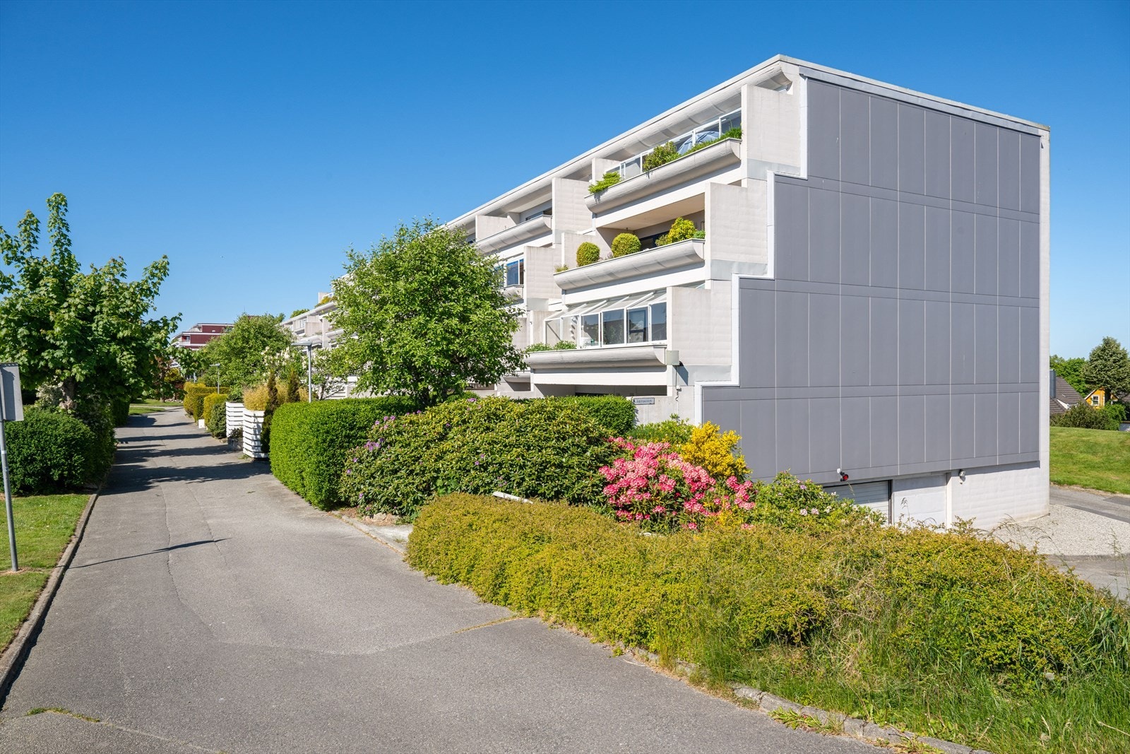 Det medfølger 1 fast parkering i lukket garasjeanlegg med elbillader. Innkjøring på høyre side og kort vei til inngangsparti Galleribilde