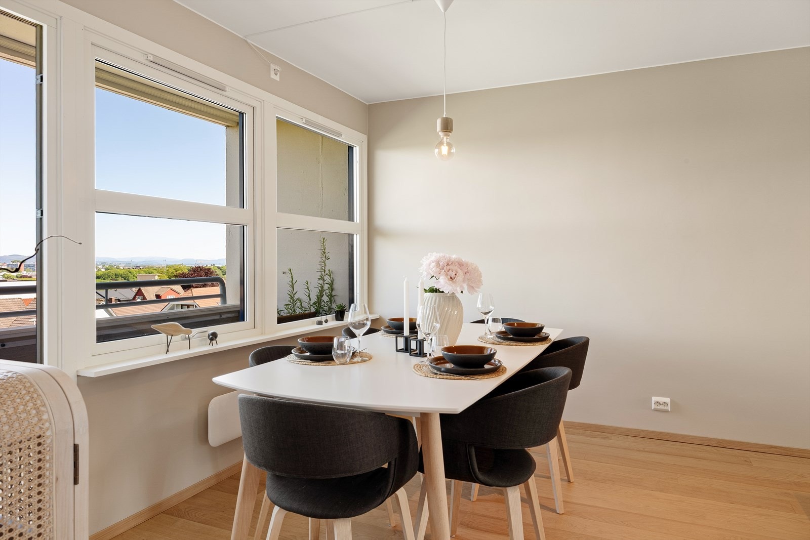 Det er også plass til spisebord i tilknytning til kjøkkenet. Galleribilde