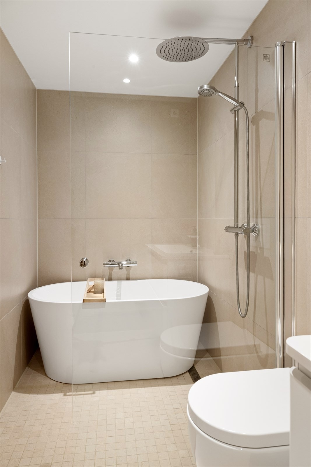 Det ene badet har direkte tilkomst fra hovedsoverommet. Badet har 60*60 fliser på gulv og vegger, downlights i himling og varmekabler i gulvet. Galleribilde