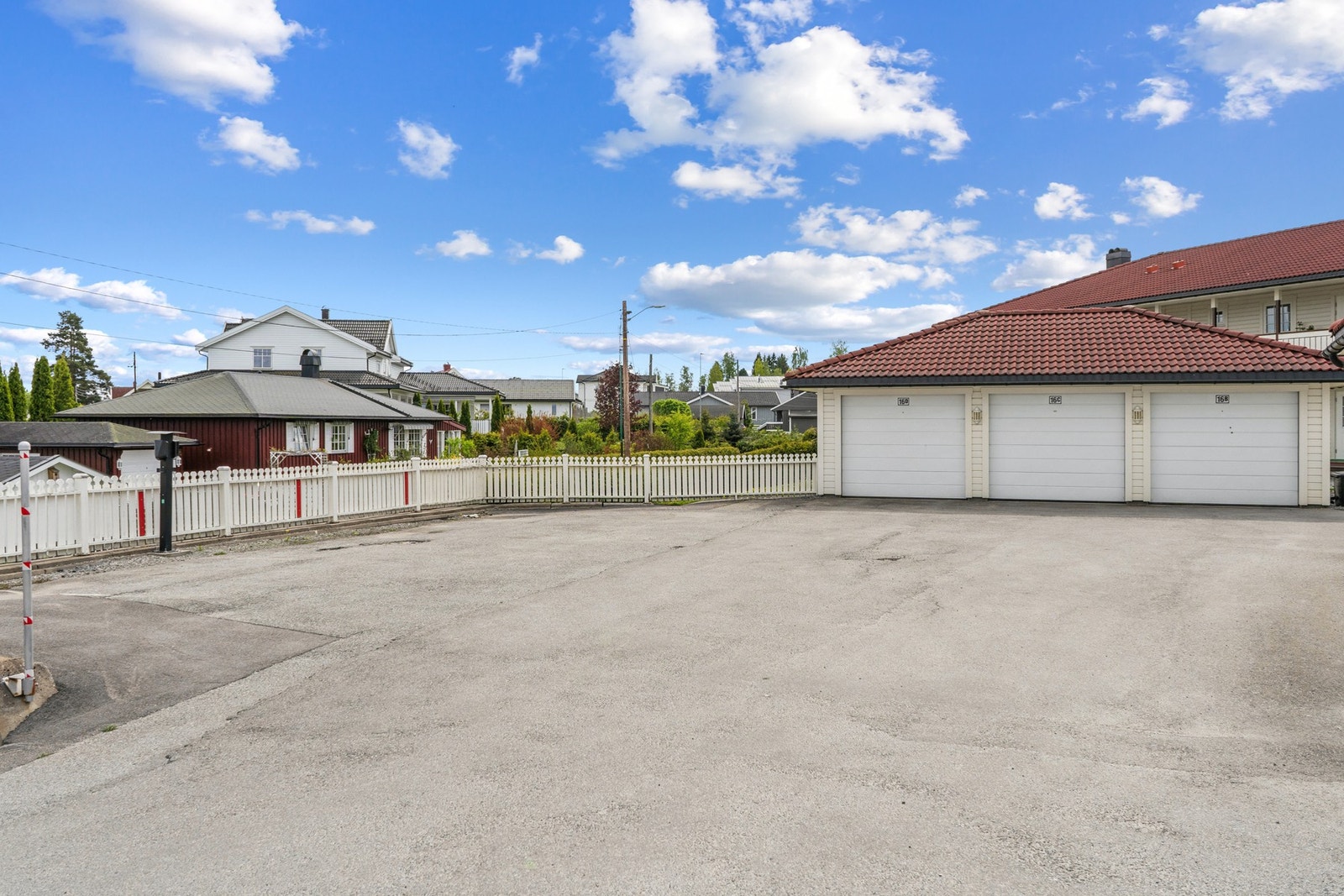 I tillegg til garasjen er det plass for gjester rett utenfor. Galleribilde