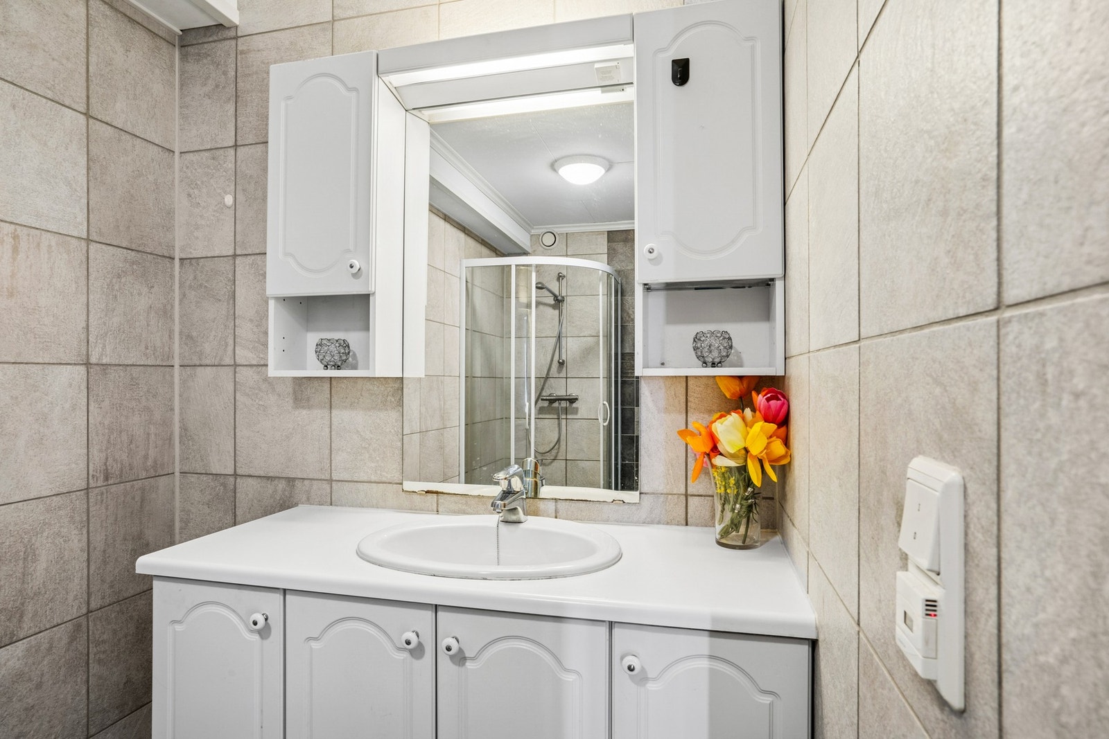 Badet har også et vegghengt servantskap og vegghengte side skap til oppbevaring. Galleribilde