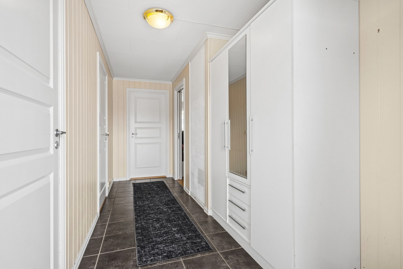 God plass til garderobeløsning også i gangen. Her kan du oppbevare tøy, sko og diverse. Galleribilde