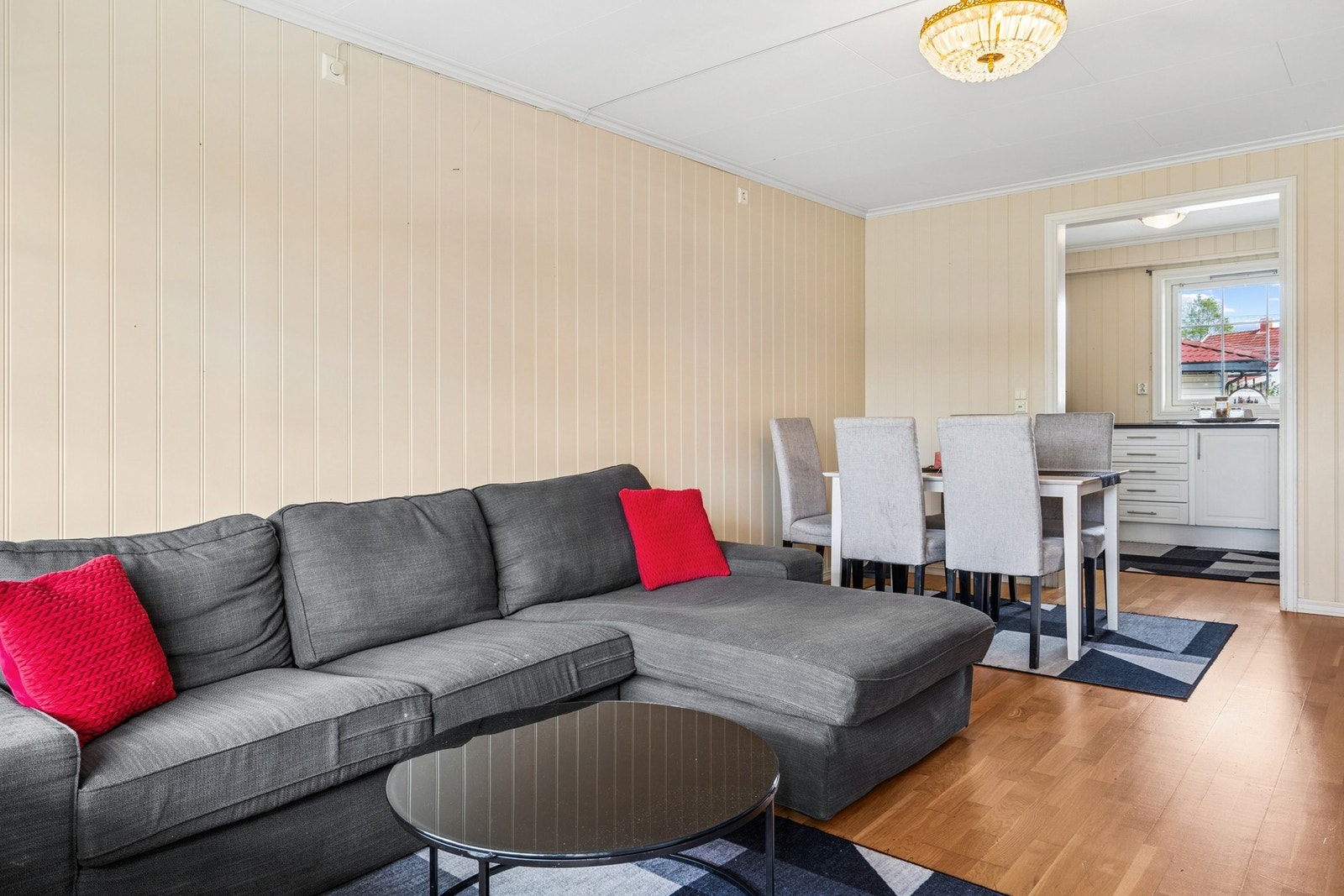 Her har du plass til diverse sofamøblement og spisestue. Galleribilde