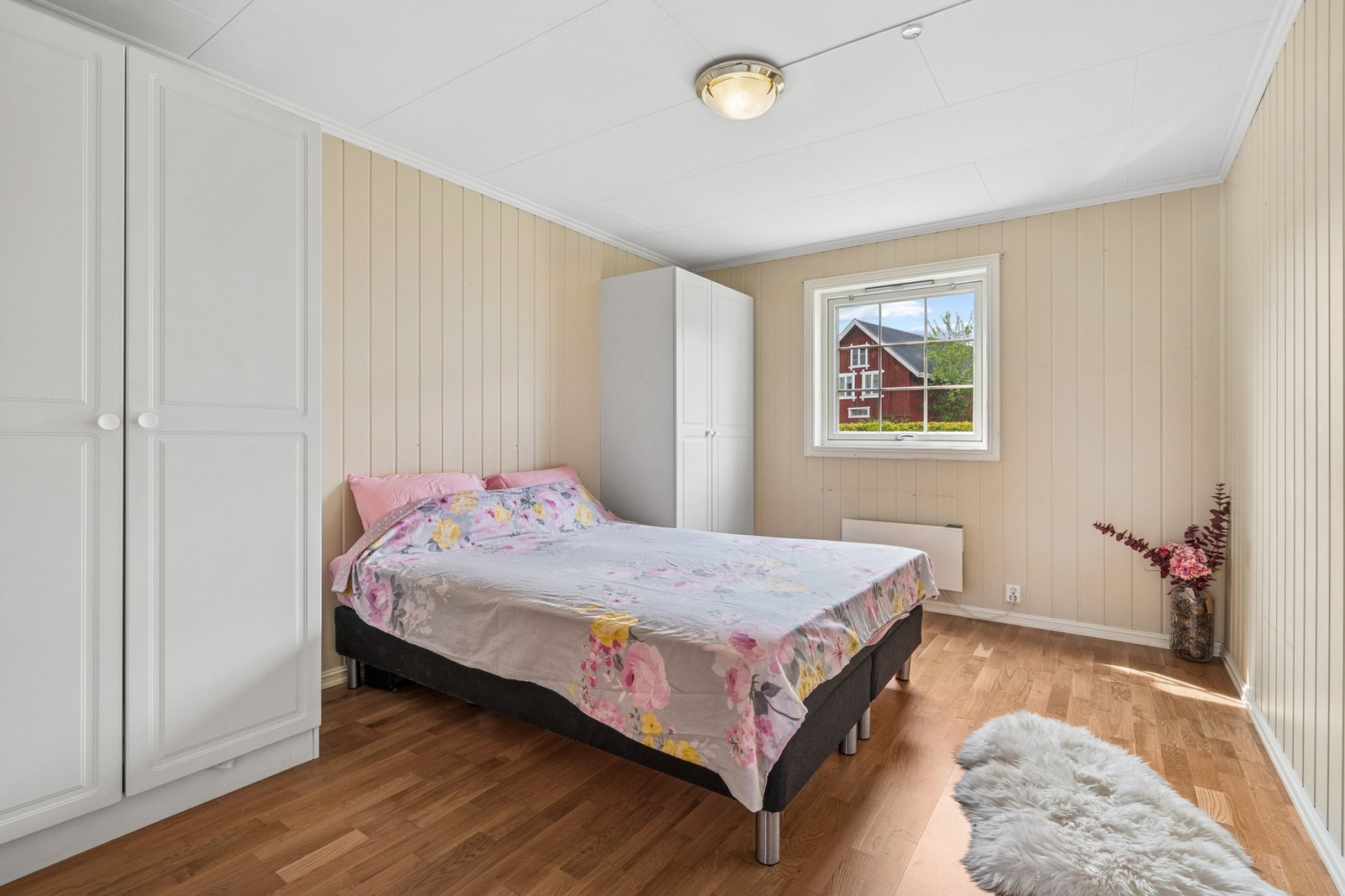 Soverommet er romslig og har god plass til stor dobbeltseng og garderobeløsning etter ønske. Galleribilde