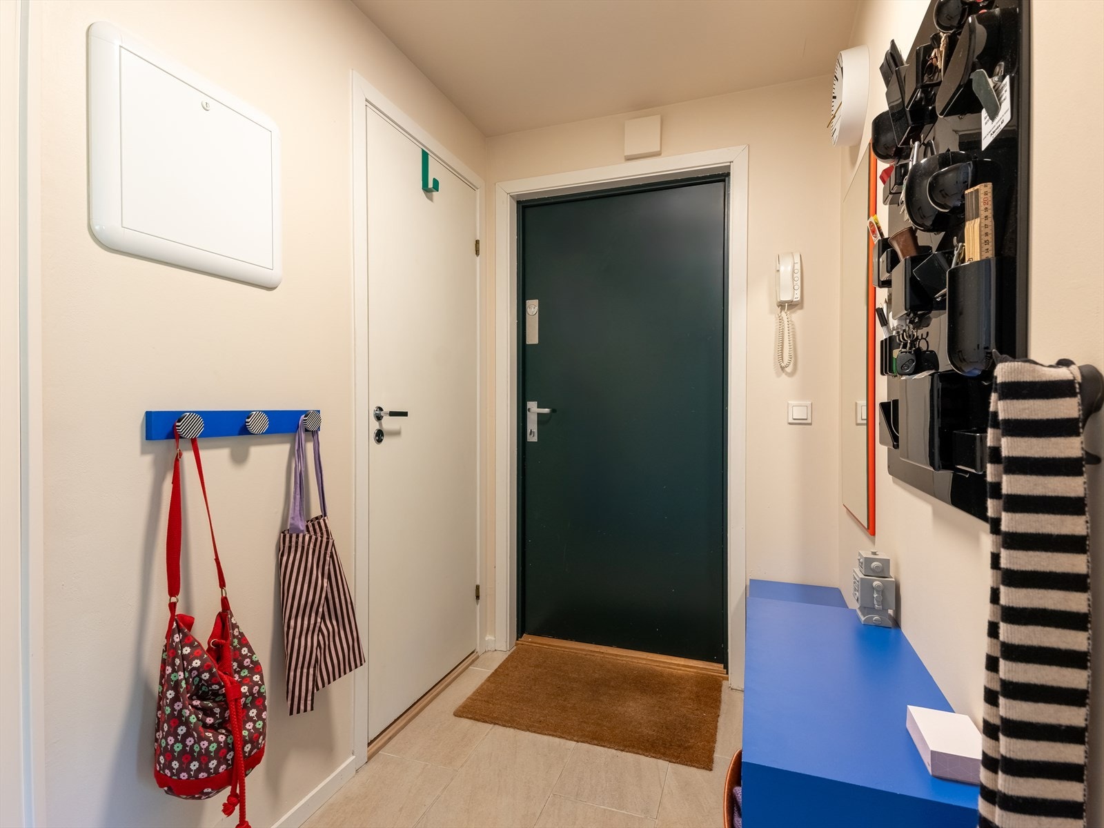 Innbydende entré med plass til å henge fra seg ytterklær. Her er det også en innvendig bod. Galleribilde