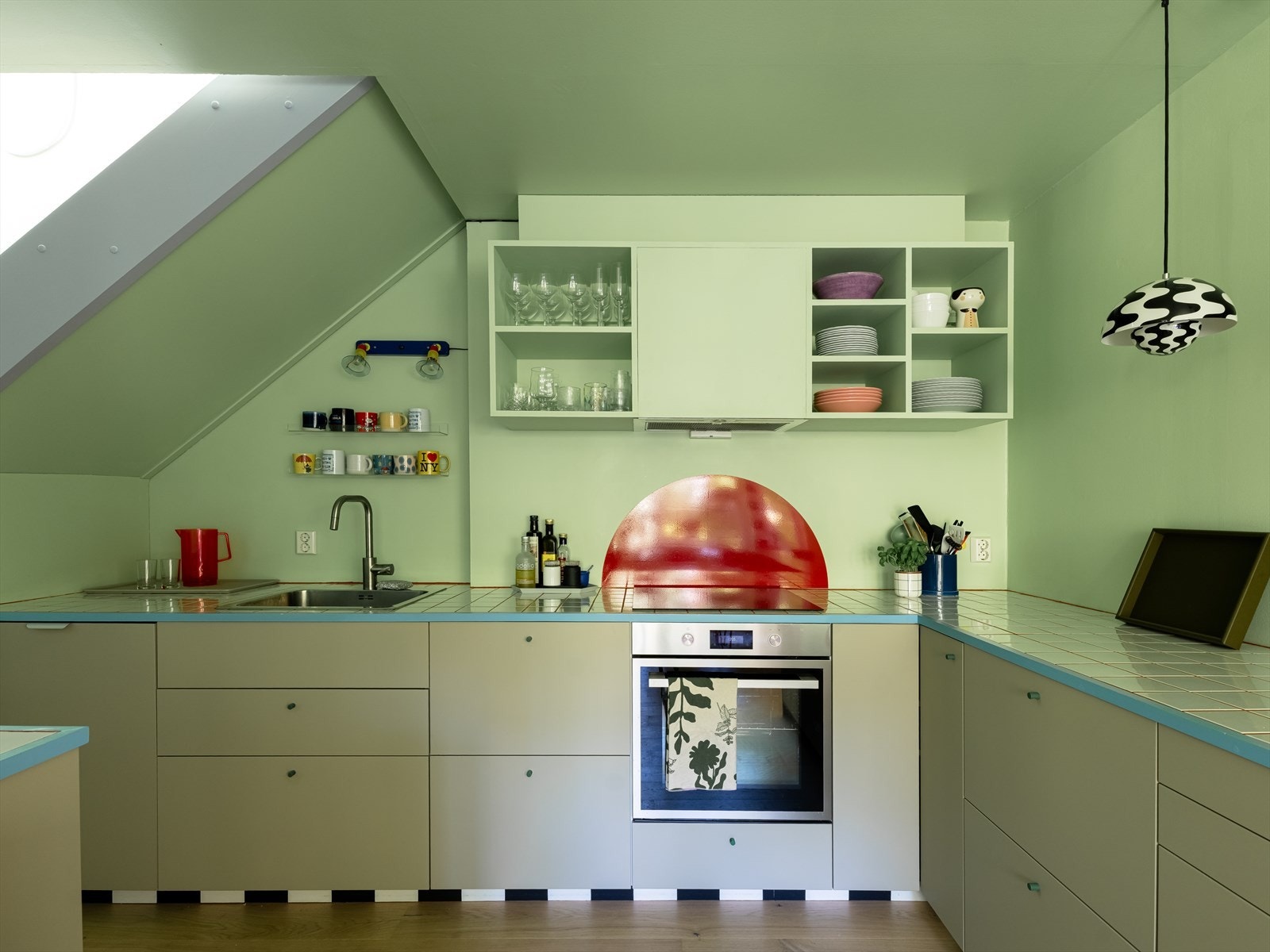 IKEA-kjøkken fra 2023 med glatte fronter. Galleribilde